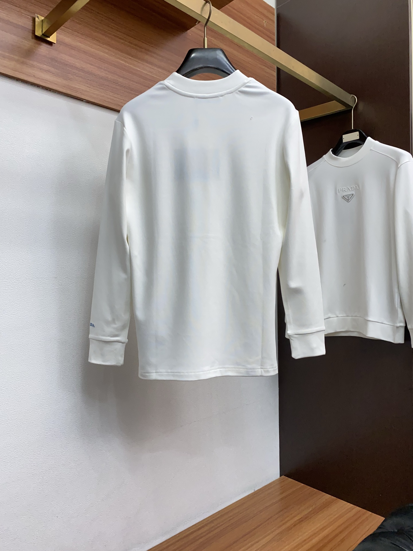 普拉达 25ss秋季 新品 新款贸易订单圆领长袖打底衫长袖T恤网红款！上身舒适透气，不僵硬，整体有着丰富