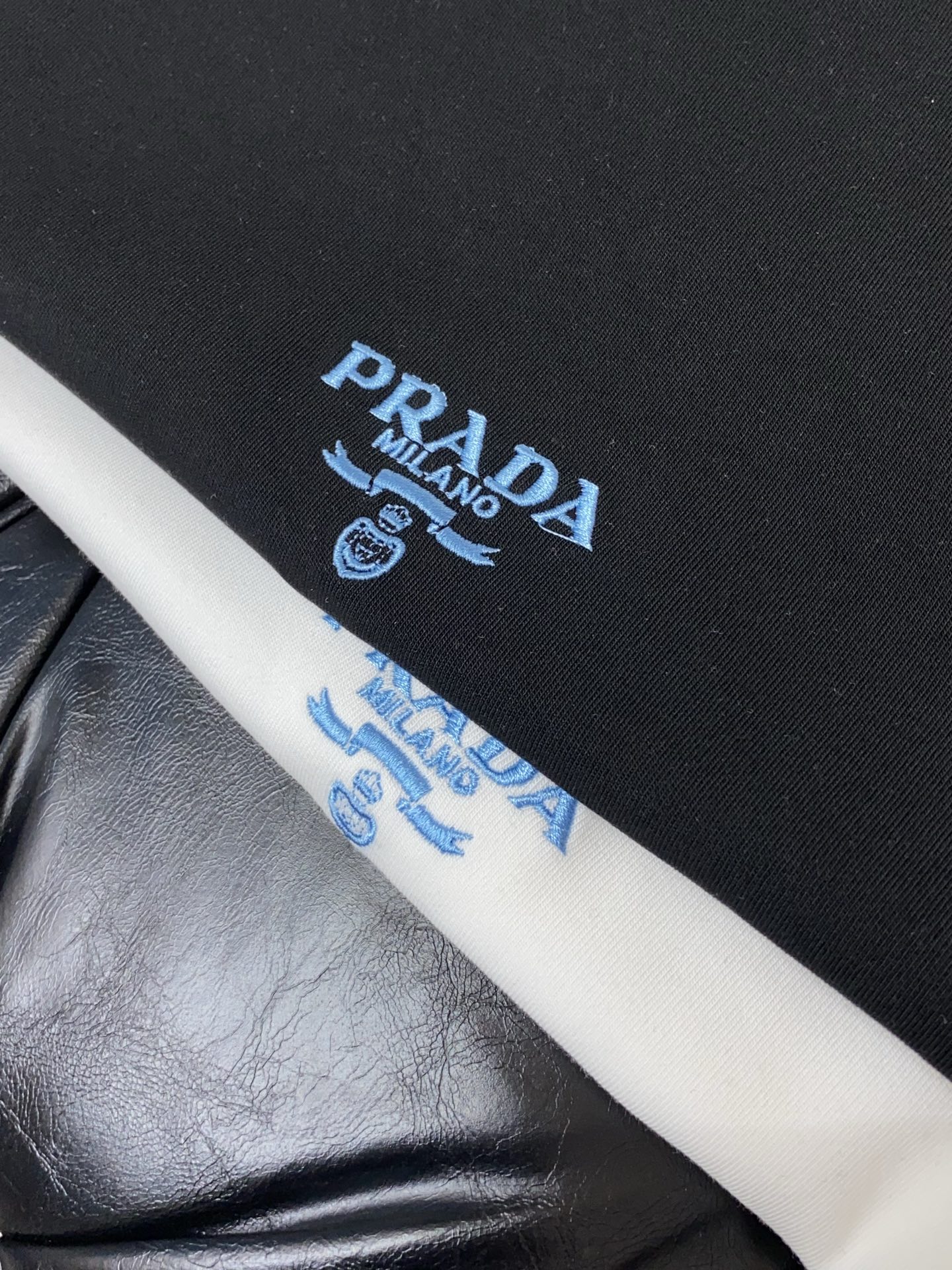 普拉达 25ss秋季 新品 新款贸易订单圆领长袖打底衫长袖T恤网红款！上身舒适透气，不僵硬，整体有着丰富