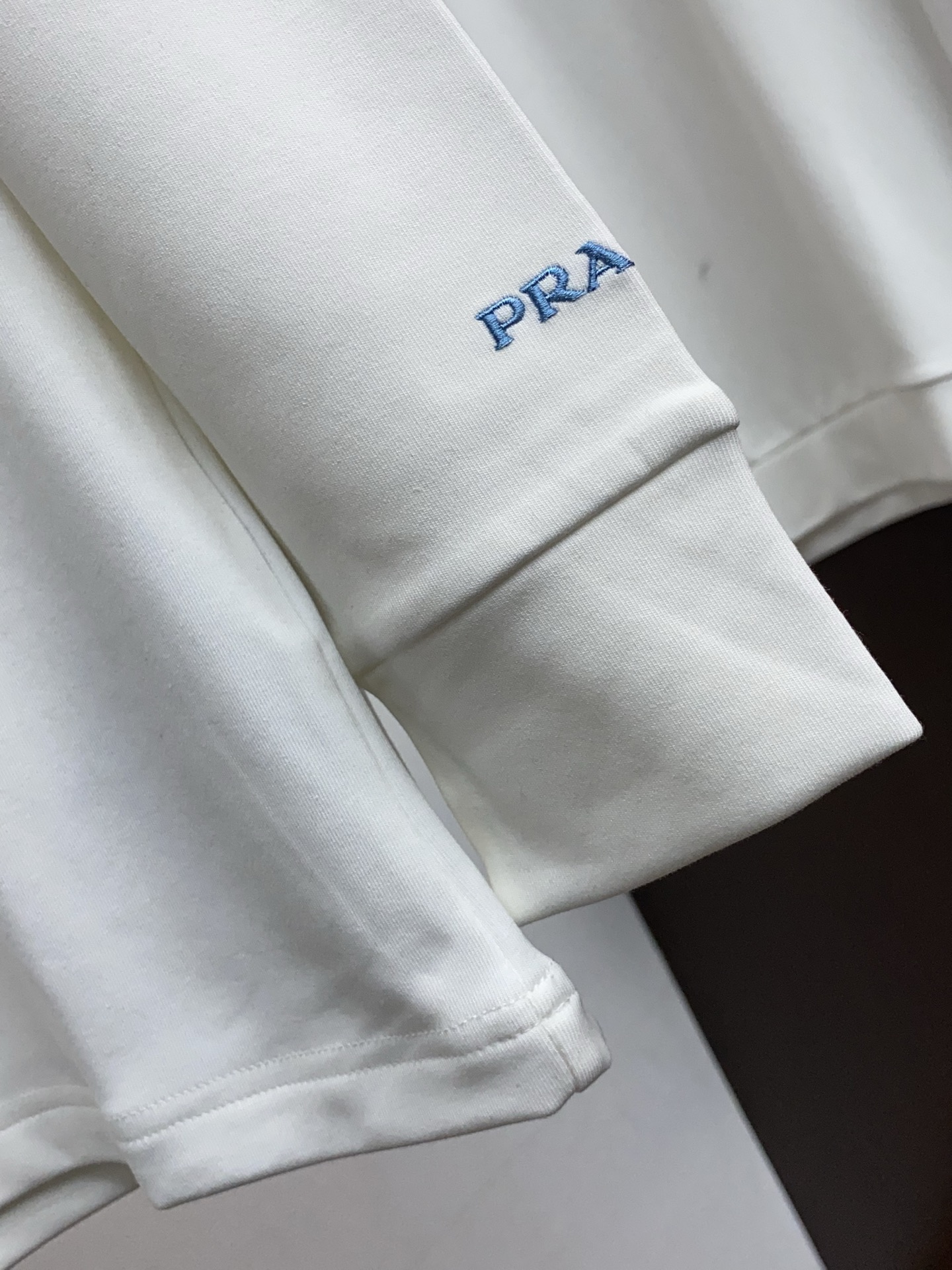 普拉达 25ss秋季 新品 新款贸易订单圆领长袖打底衫长袖T恤网红款！上身舒适透气，不僵硬，整体有着丰富