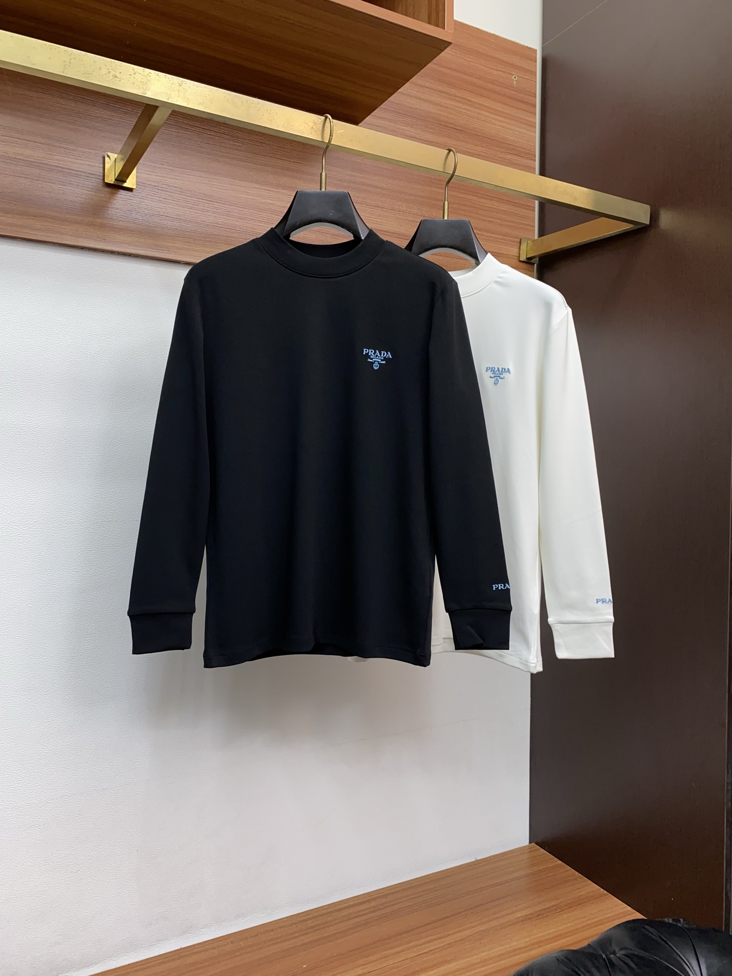 普拉达 25ss秋季 新品 新款贸易订单圆领长袖打底衫长袖T恤网红款！上身舒适透气，不僵硬，整体有着丰富