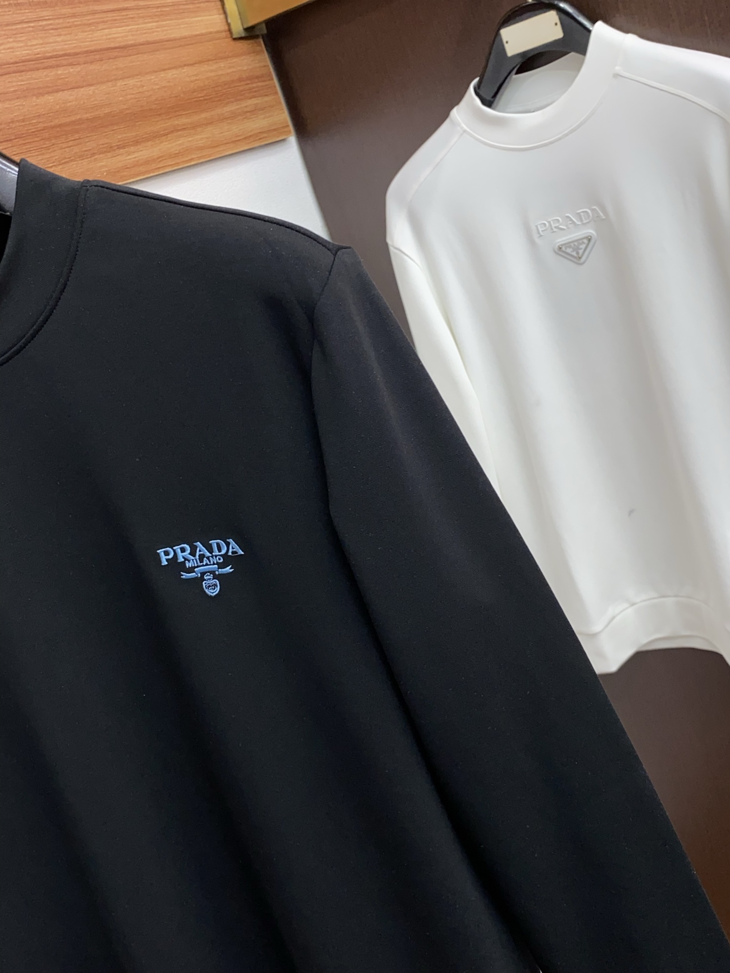 普拉达 25ss秋季 新品 新款贸易订单圆领长袖打底衫长袖T恤网红款！上身舒适透气，不僵硬，整体有着丰富