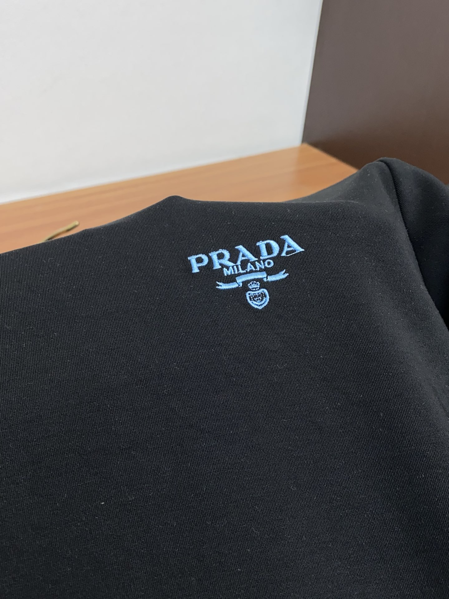 普拉达 25ss秋季 新品 新款贸易订单圆领长袖打底衫长袖T恤网红款！上身舒适透气，不僵硬，整体有着丰富