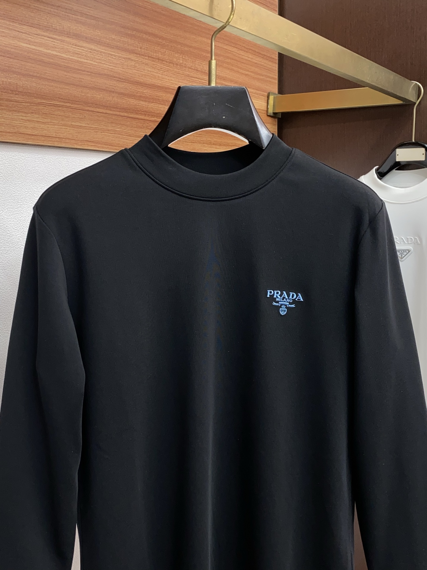 普拉达 25ss秋季 新品 新款贸易订单圆领长袖打底衫长袖T恤网红款！上身舒适透气，不僵硬，整体有着丰富