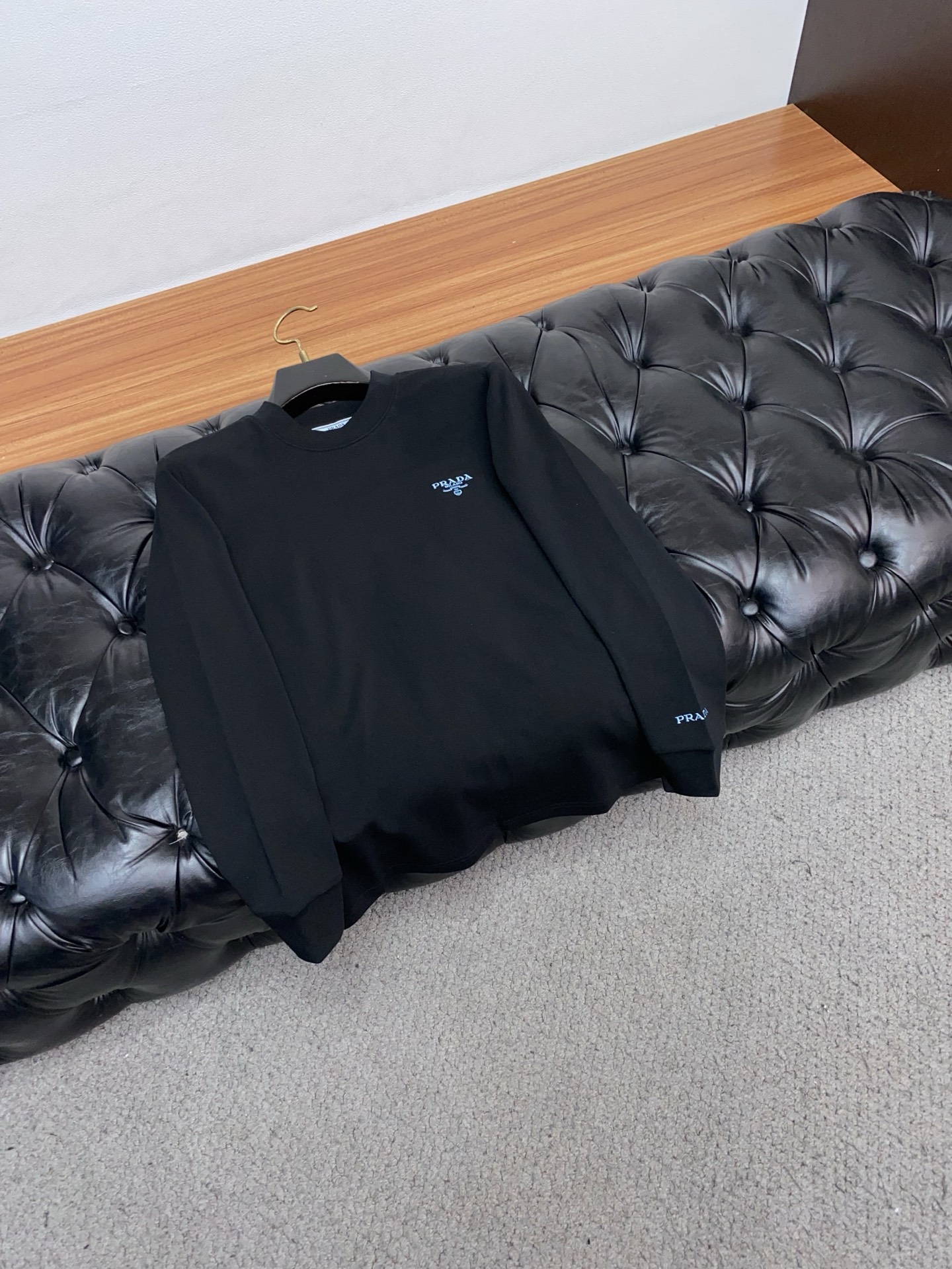 普拉达 25ss秋季 新品 新款贸易订单圆领长袖打底衫长袖T恤网红款！上身舒适透气，不僵硬，整体有着丰富