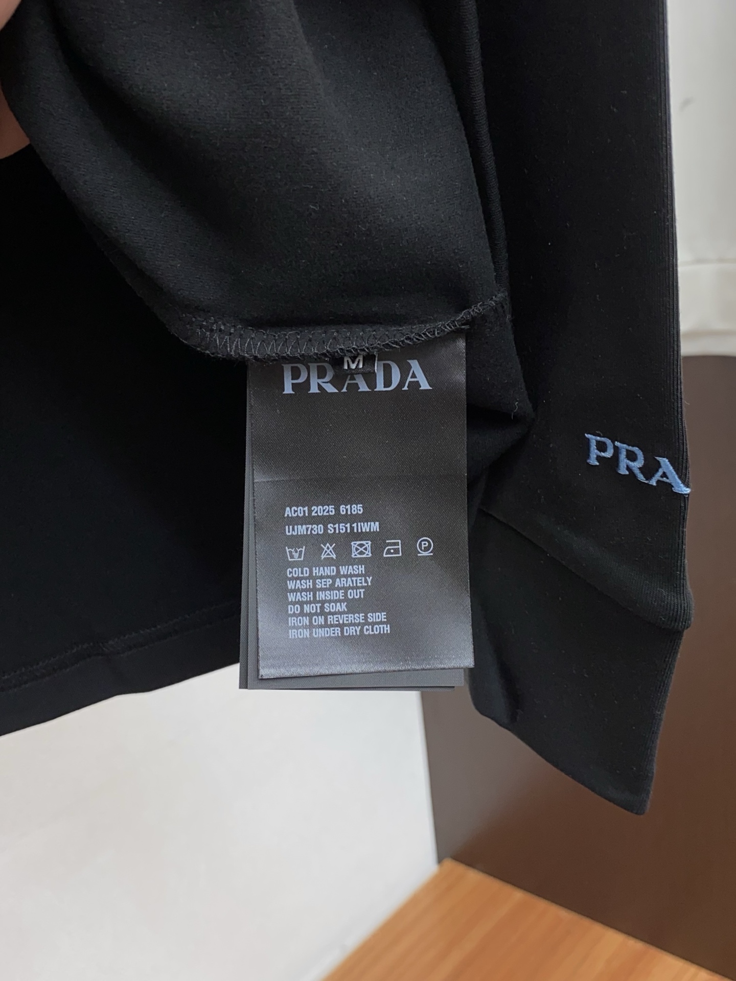 普拉达 25ss秋季 新品 新款贸易订单圆领长袖打底衫长袖T恤网红款！上身舒适透气，不僵硬，整体有着丰富