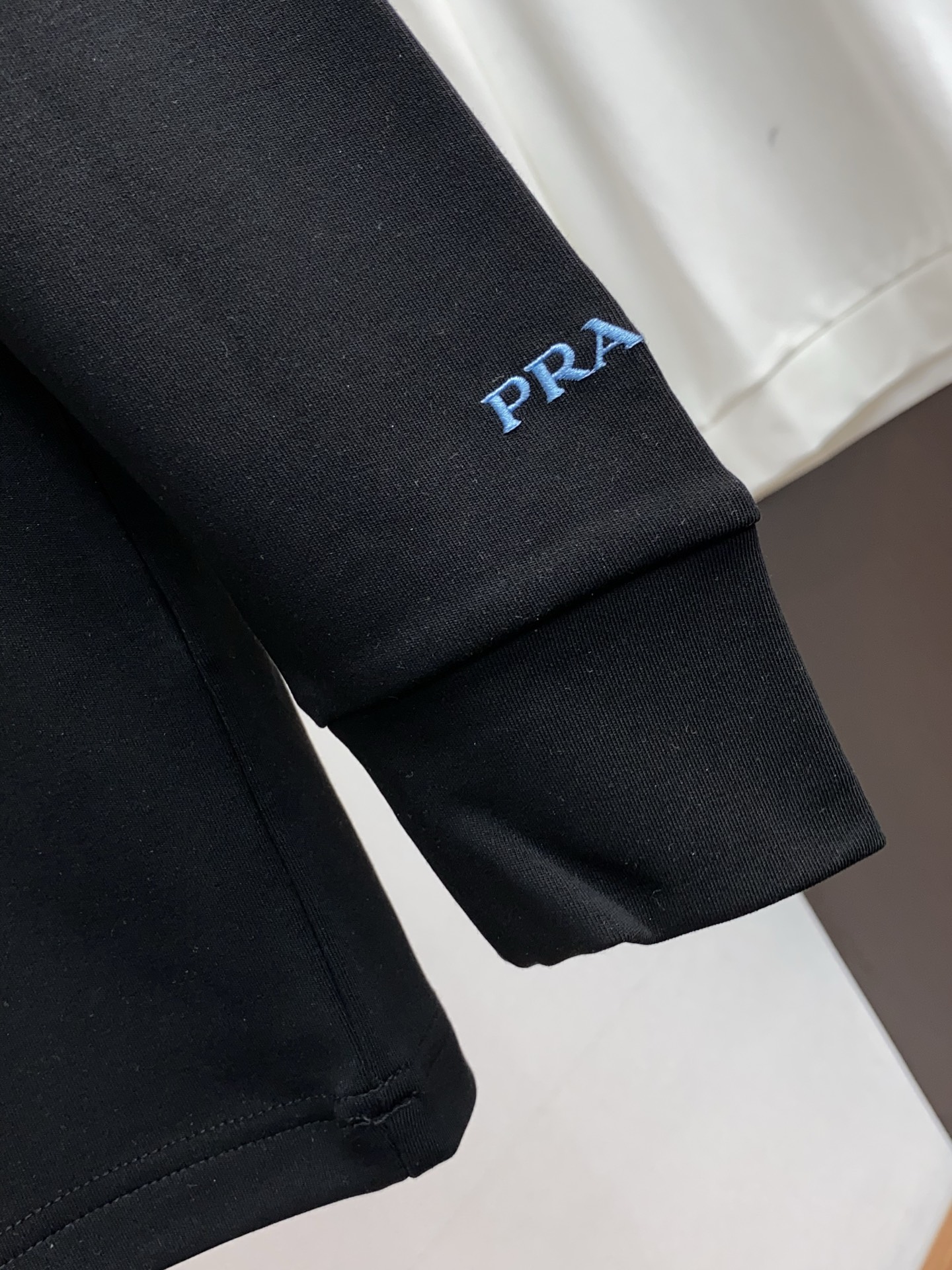 普拉达 25ss秋季 新品 新款贸易订单圆领长袖打底衫长袖T恤网红款！上身舒适透气，不僵硬，整体有着丰富