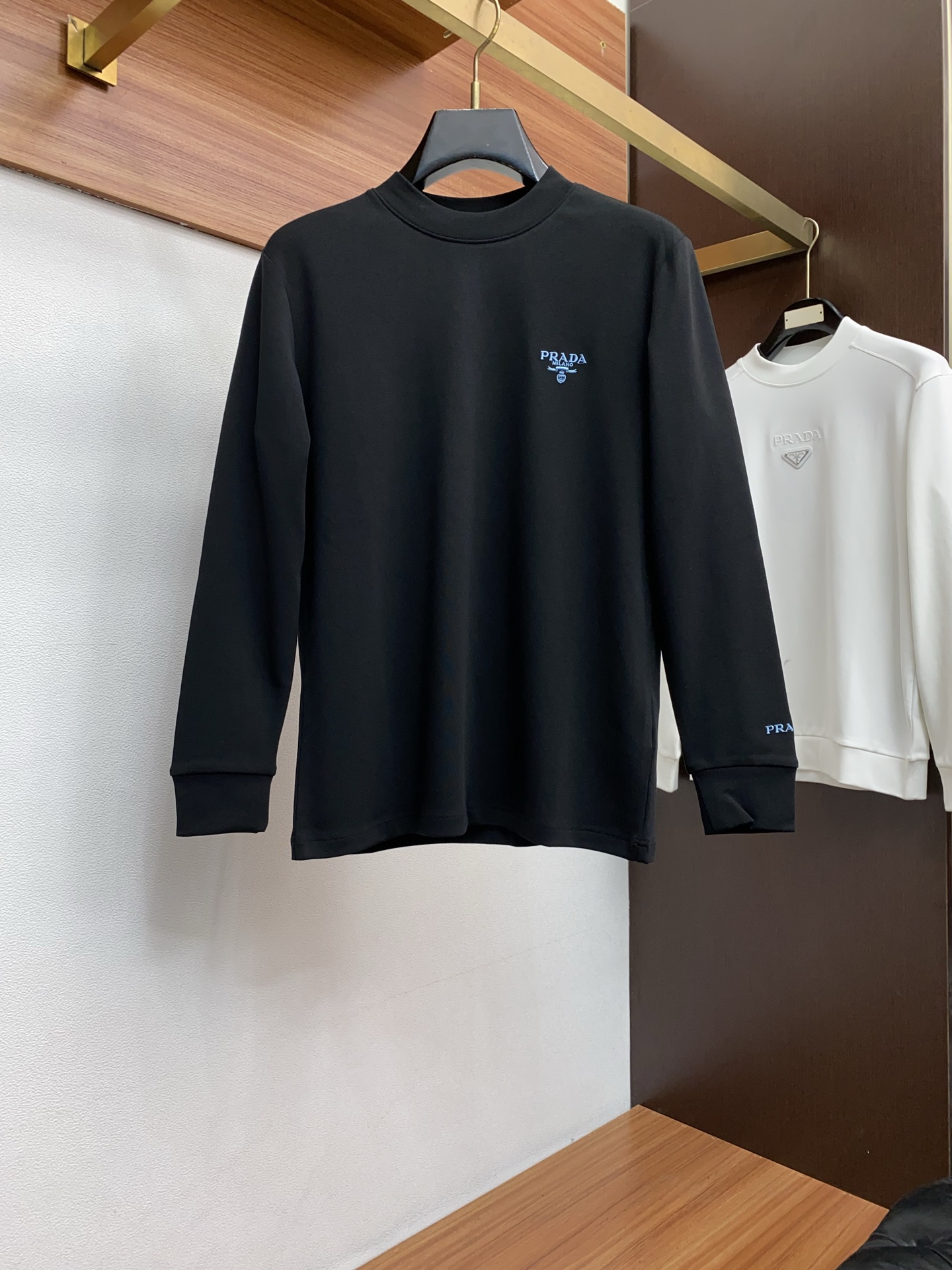 普拉达 25ss秋季 新品 新款贸易订单圆领长袖打底衫长袖T恤网红款！上身舒适透气，不僵硬，整体有着丰富