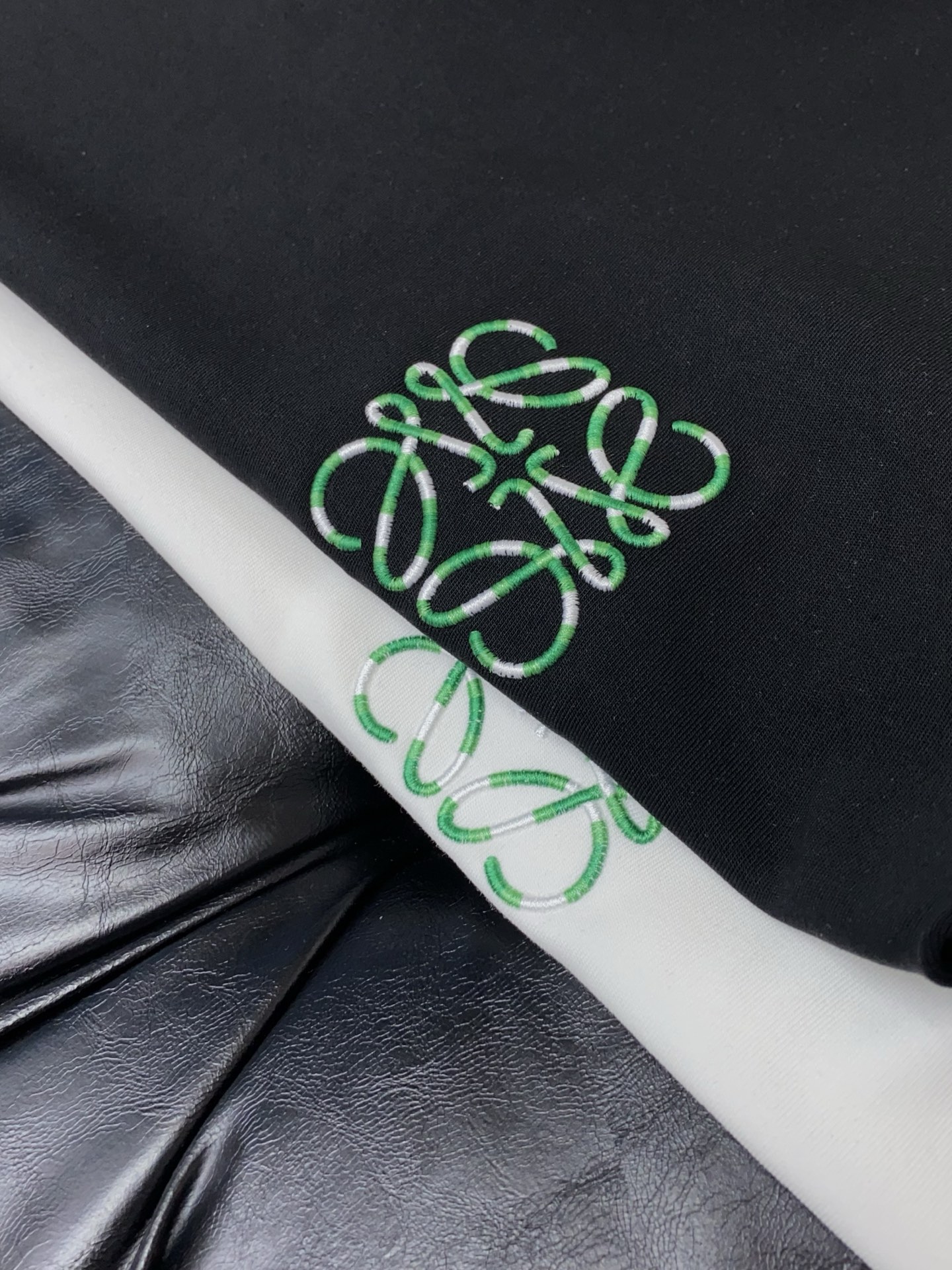 罗意威 25ss秋季 新品 新款贸易订单圆领长袖打底衫长袖T恤网红款！上身舒适透气，不僵硬，整体有着丰富