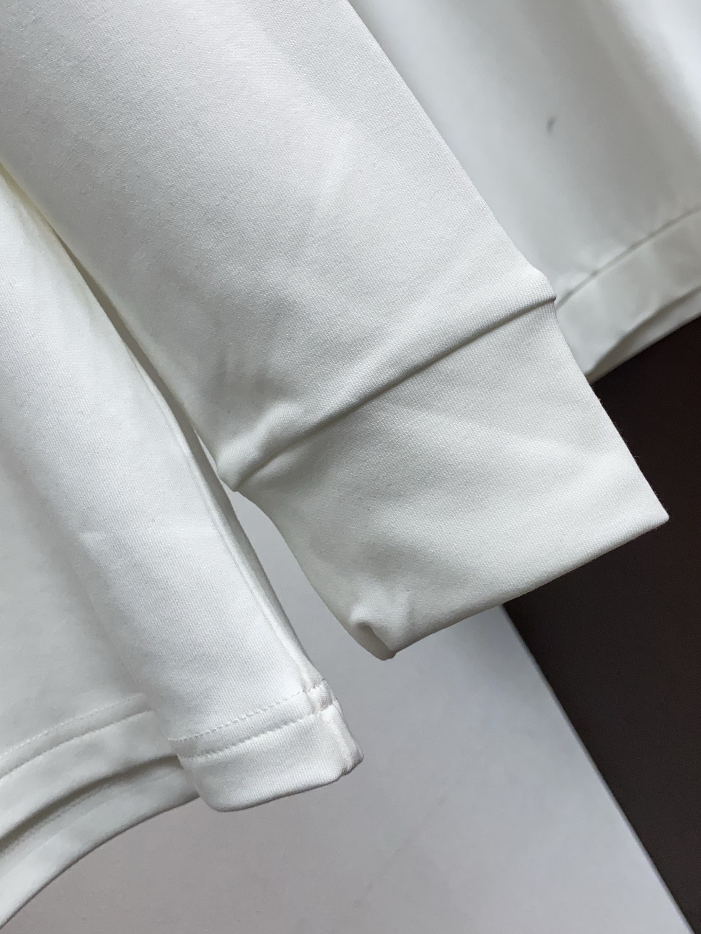 罗意威 25ss秋季 新品 新款贸易订单圆领长袖打底衫长袖T恤网红款！上身舒适透气，不僵硬，整体有着丰富