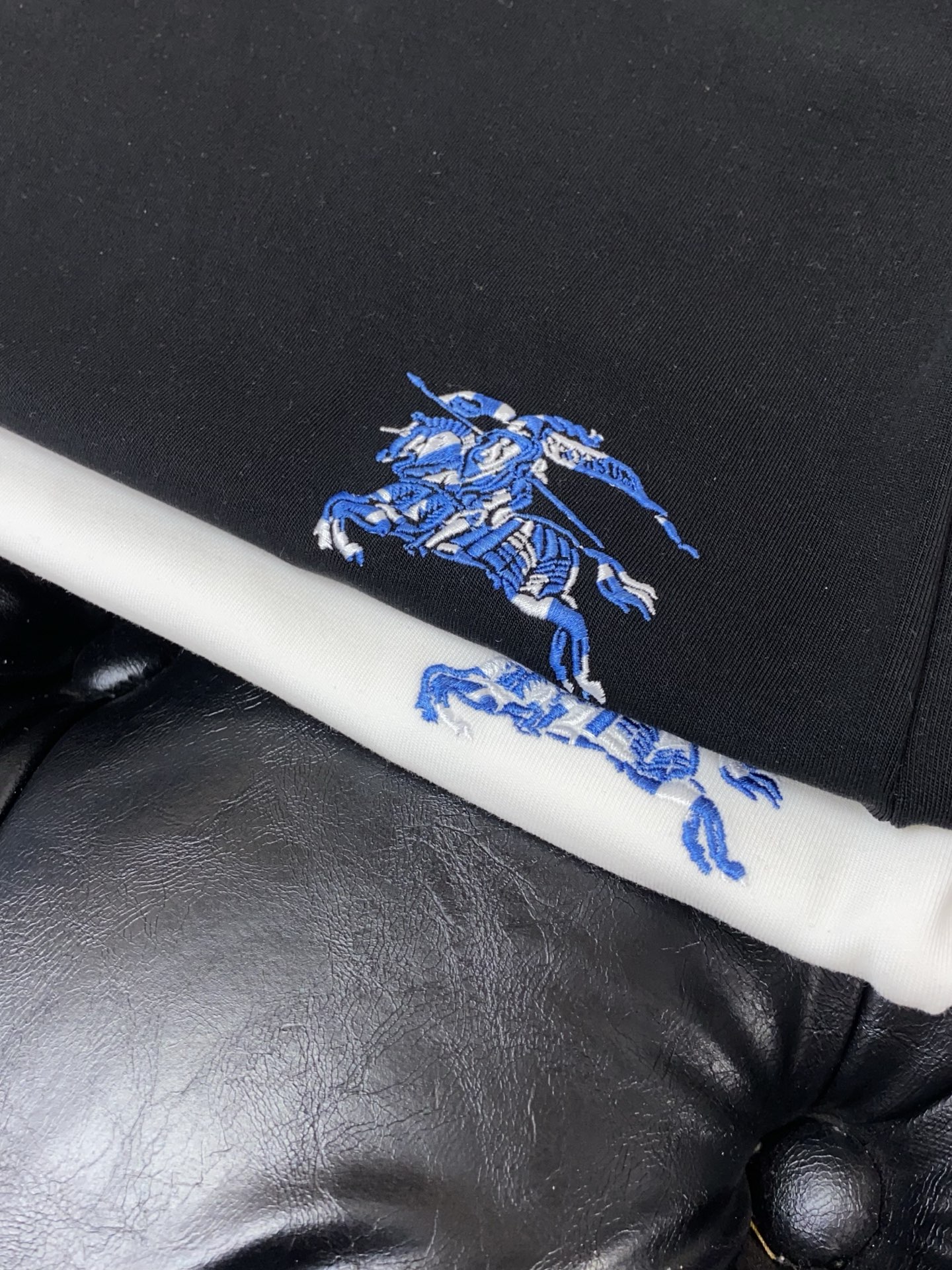 巴宝莉 25ss秋季 新品 新款贸易订单圆领长袖打底衫长袖T恤网红款！上身舒适透气，不僵硬，整体有着丰富