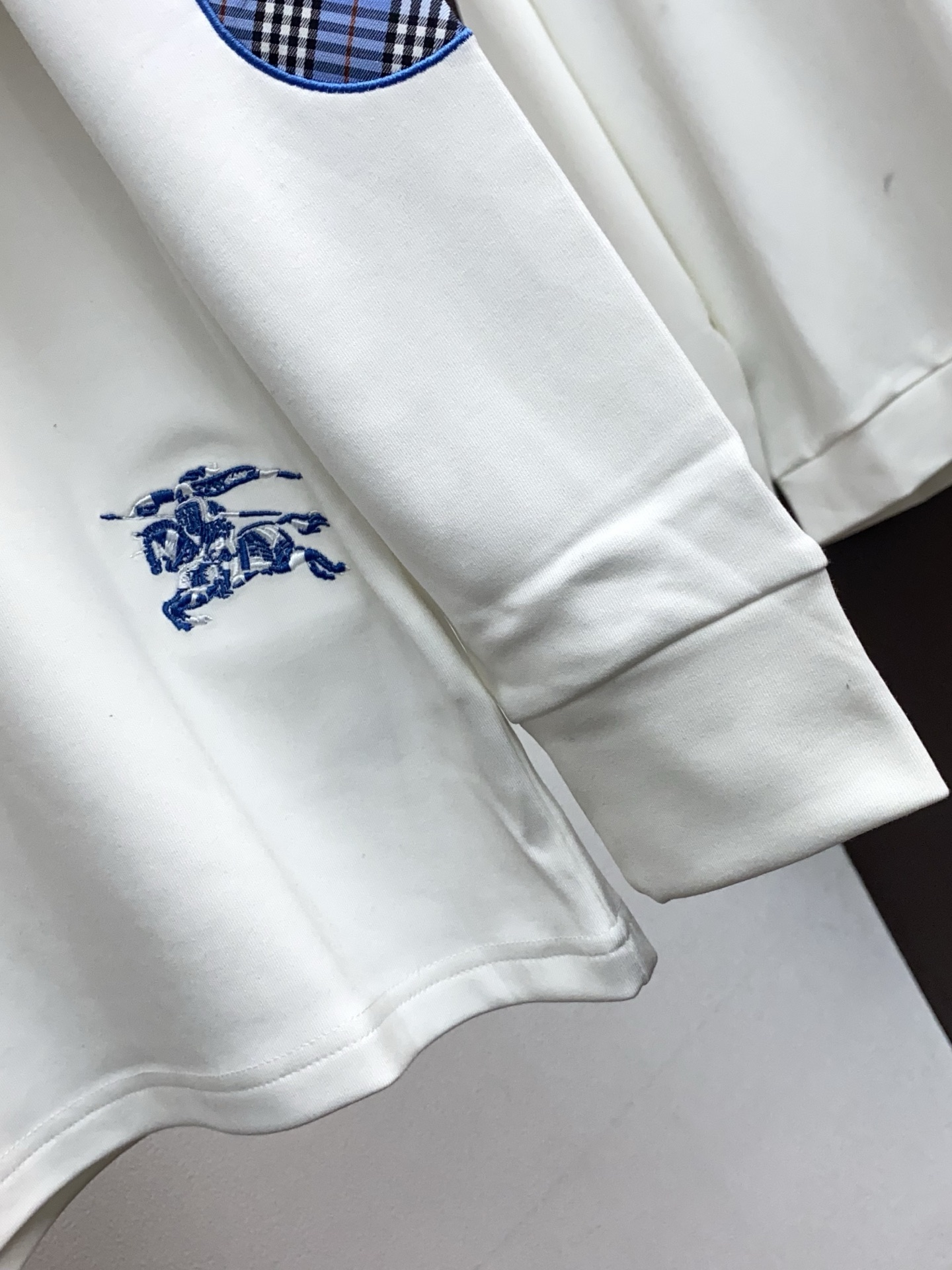 巴宝莉 25ss秋季 新品 新款贸易订单圆领长袖打底衫长袖T恤网红款！上身舒适透气，不僵硬，整体有着丰富