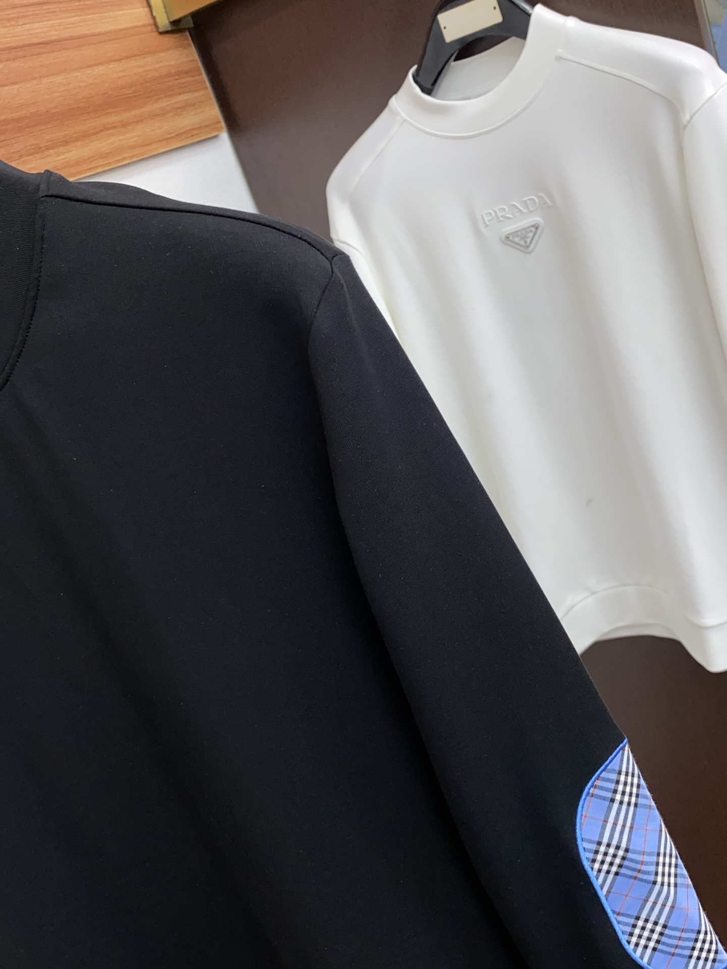 巴宝莉 25ss秋季 新品 新款贸易订单圆领长袖打底衫长袖T恤网红款！上身舒适透气，不僵硬，整体有着丰富