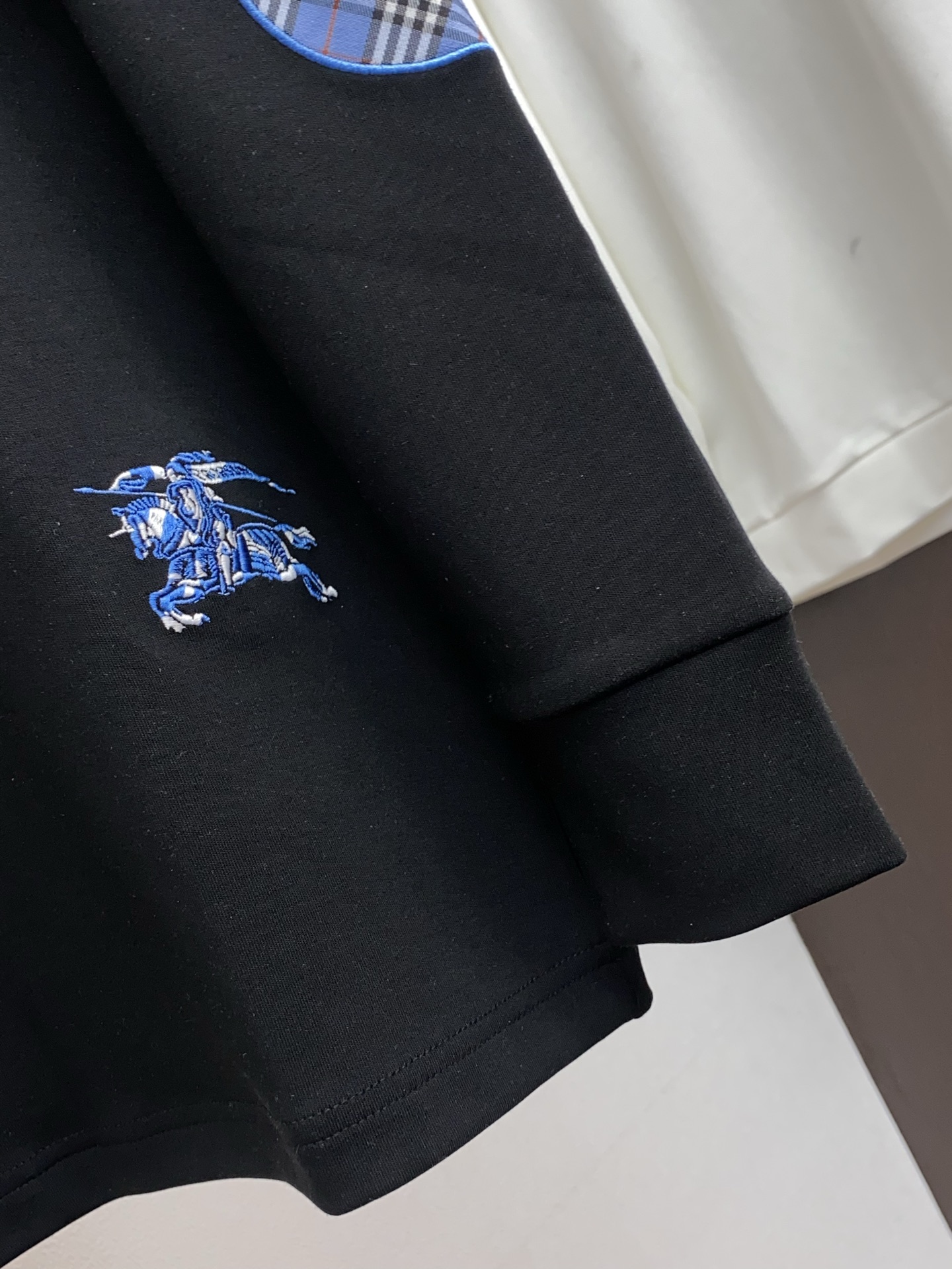 巴宝莉 25ss秋季 新品 新款贸易订单圆领长袖打底衫长袖T恤网红款！上身舒适透气，不僵硬，整体有着丰富