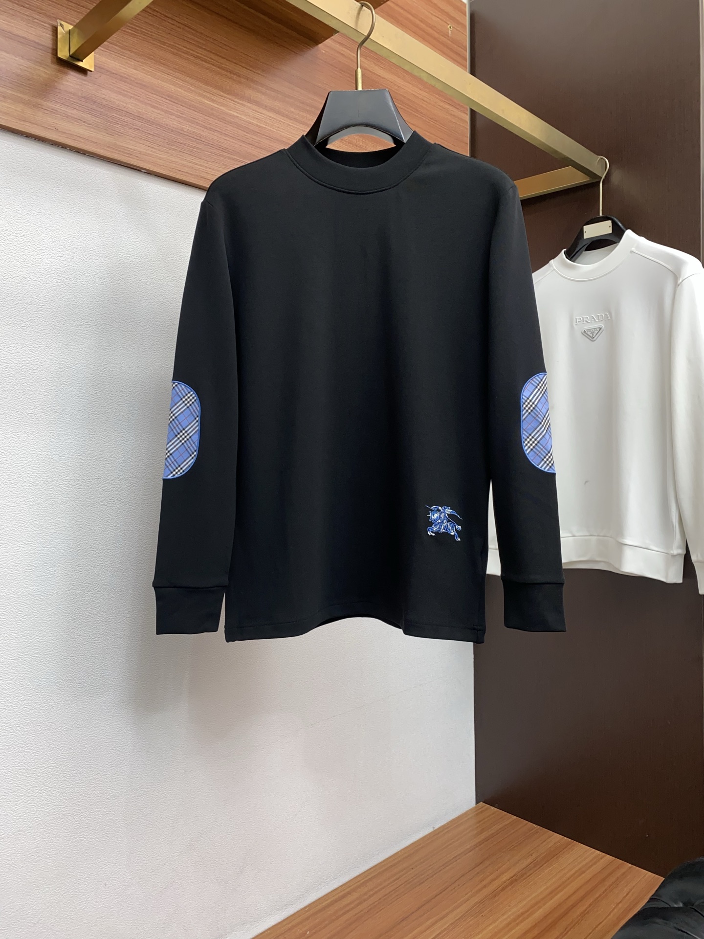 巴宝莉 25ss秋季 新品 新款贸易订单圆领长袖打底衫长袖T恤网红款！上身舒适透气，不僵硬，整体有着丰富