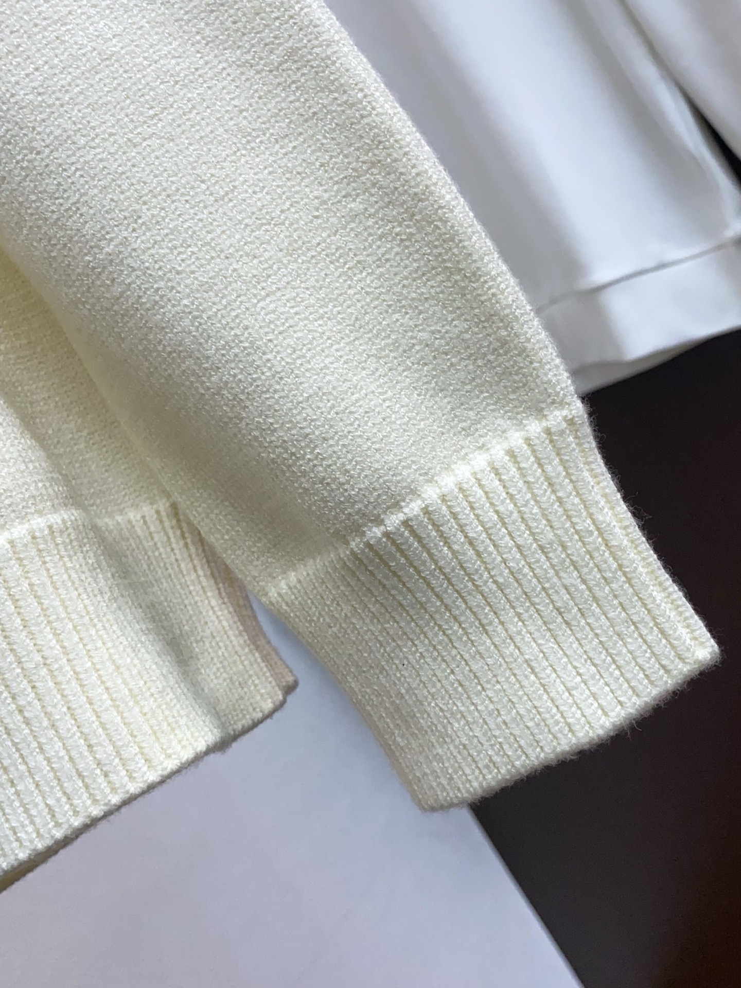 2025官网秋冬季最新款圆领毛衣，专柜同步在售爆款！特供羊毛混纺面料.手感舒适.可直接接触皮肤，logo