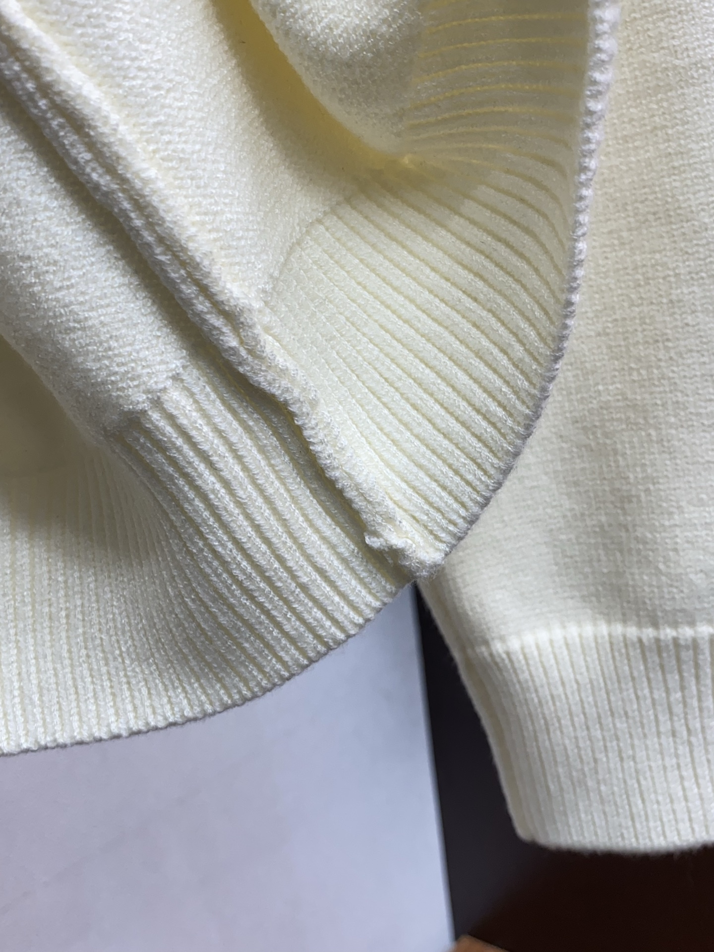 2025官网秋冬季最新款圆领毛衣，专柜同步在售爆款！特供羊毛混纺面料.手感舒适.可直接接触皮肤，logo