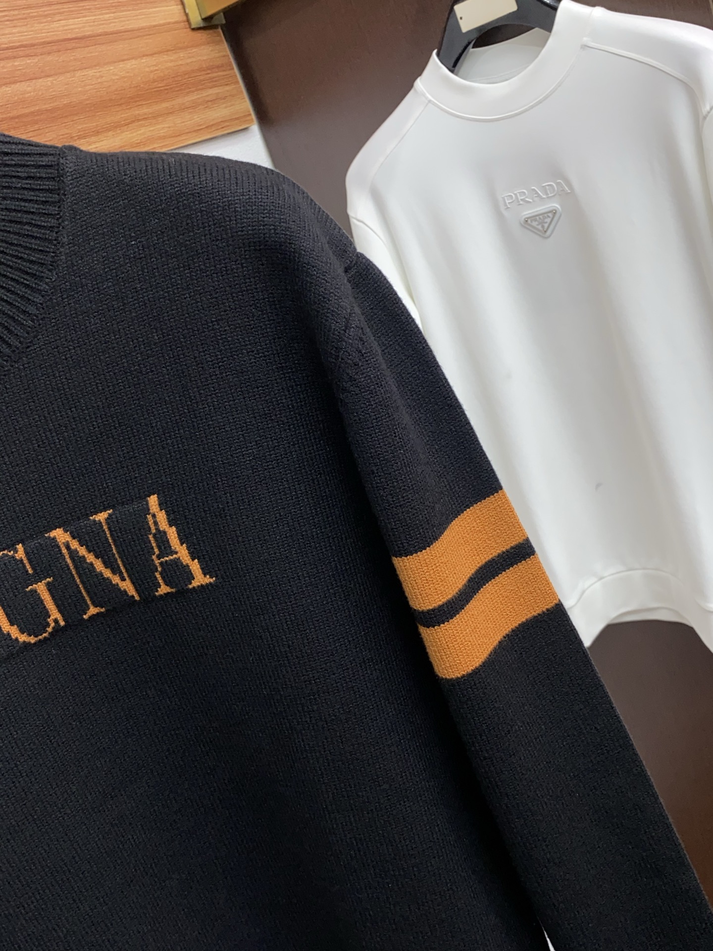 2025官网秋冬季最新款圆领毛衣，专柜同步在售爆款！特供羊毛混纺面料.手感舒适.可直接接触皮肤，logo