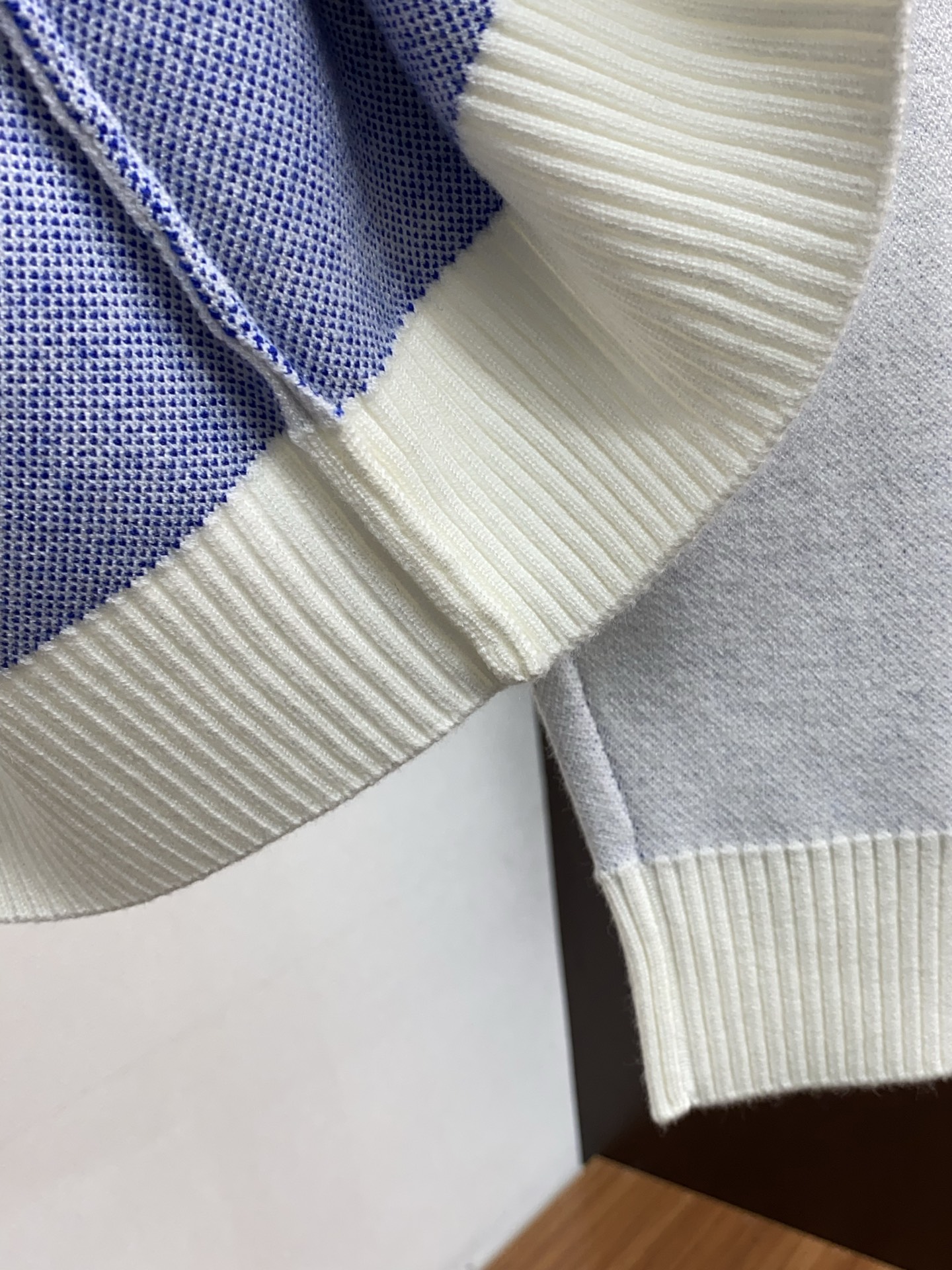 2025官网秋冬季最新款圆领毛衣，专柜同步在售爆款！特供羊毛混纺面料.手感舒适.可直接接触皮肤，logo