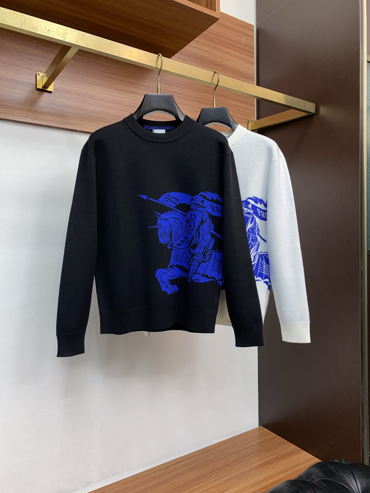 2025官网秋冬季最新款圆领毛衣，专柜同步在售爆款！特供羊毛混纺面料.手感舒适.可直接接触皮肤，logo