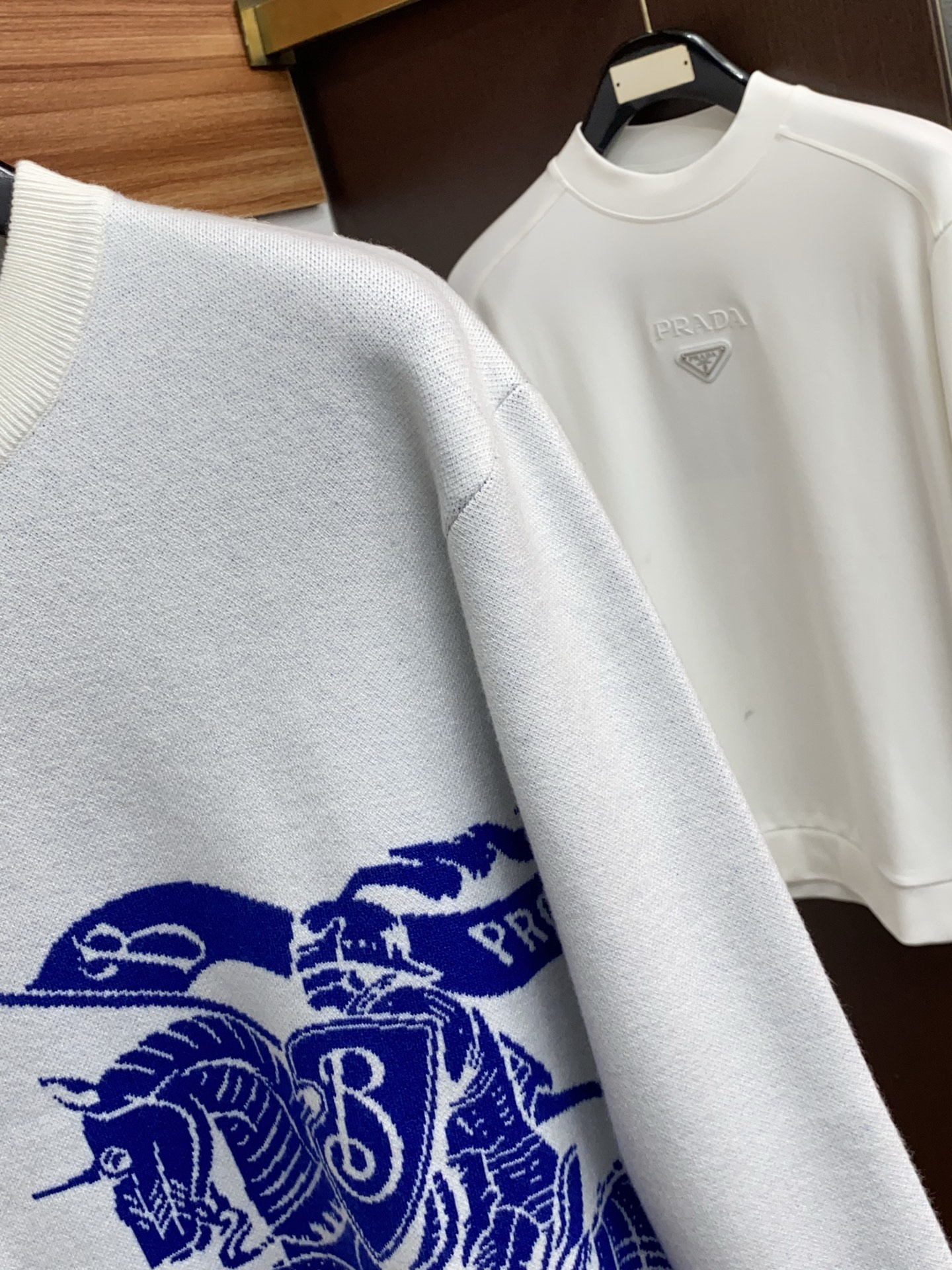 2025官网秋冬季最新款圆领毛衣，专柜同步在售爆款！特供羊毛混纺面料.手感舒适.可直接接触皮肤，logo