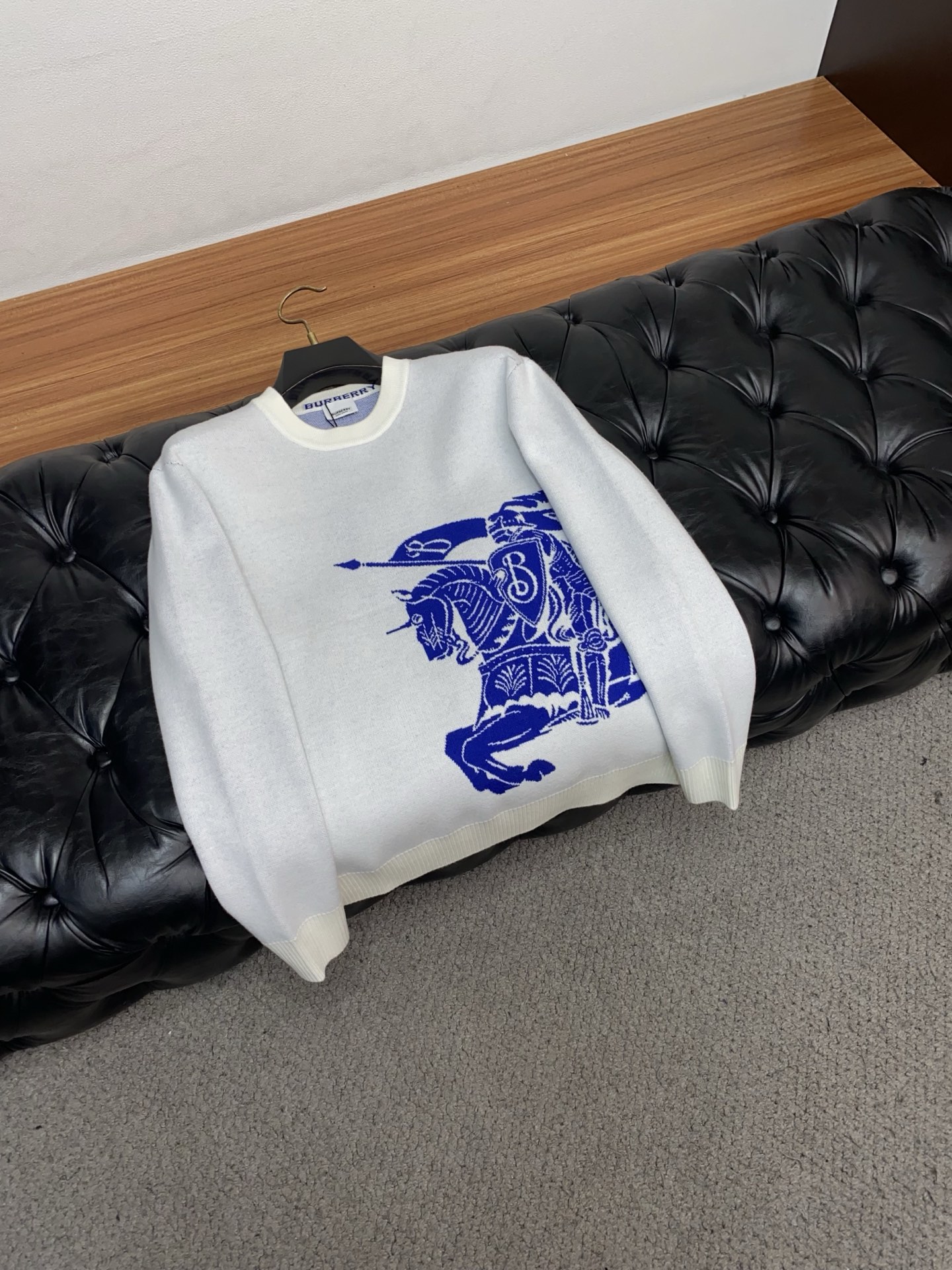 2025官网秋冬季最新款圆领毛衣，专柜同步在售爆款！特供羊毛混纺面料.手感舒适.可直接接触皮肤，logo