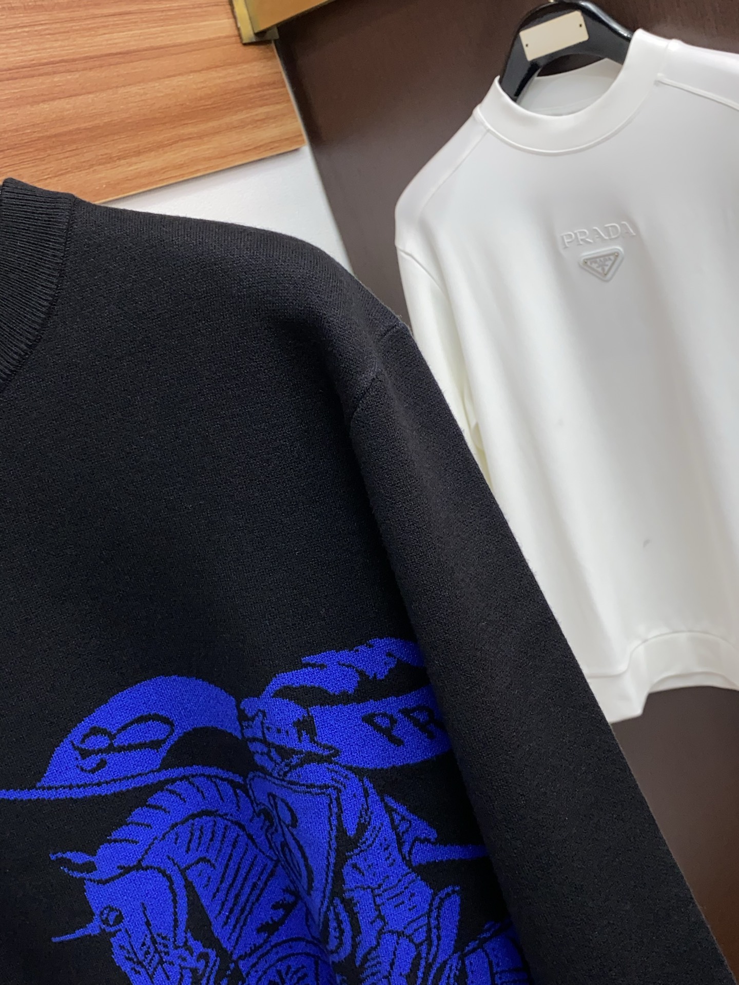 2025官网秋冬季最新款圆领毛衣，专柜同步在售爆款！特供羊毛混纺面料.手感舒适.可直接接触皮肤，logo