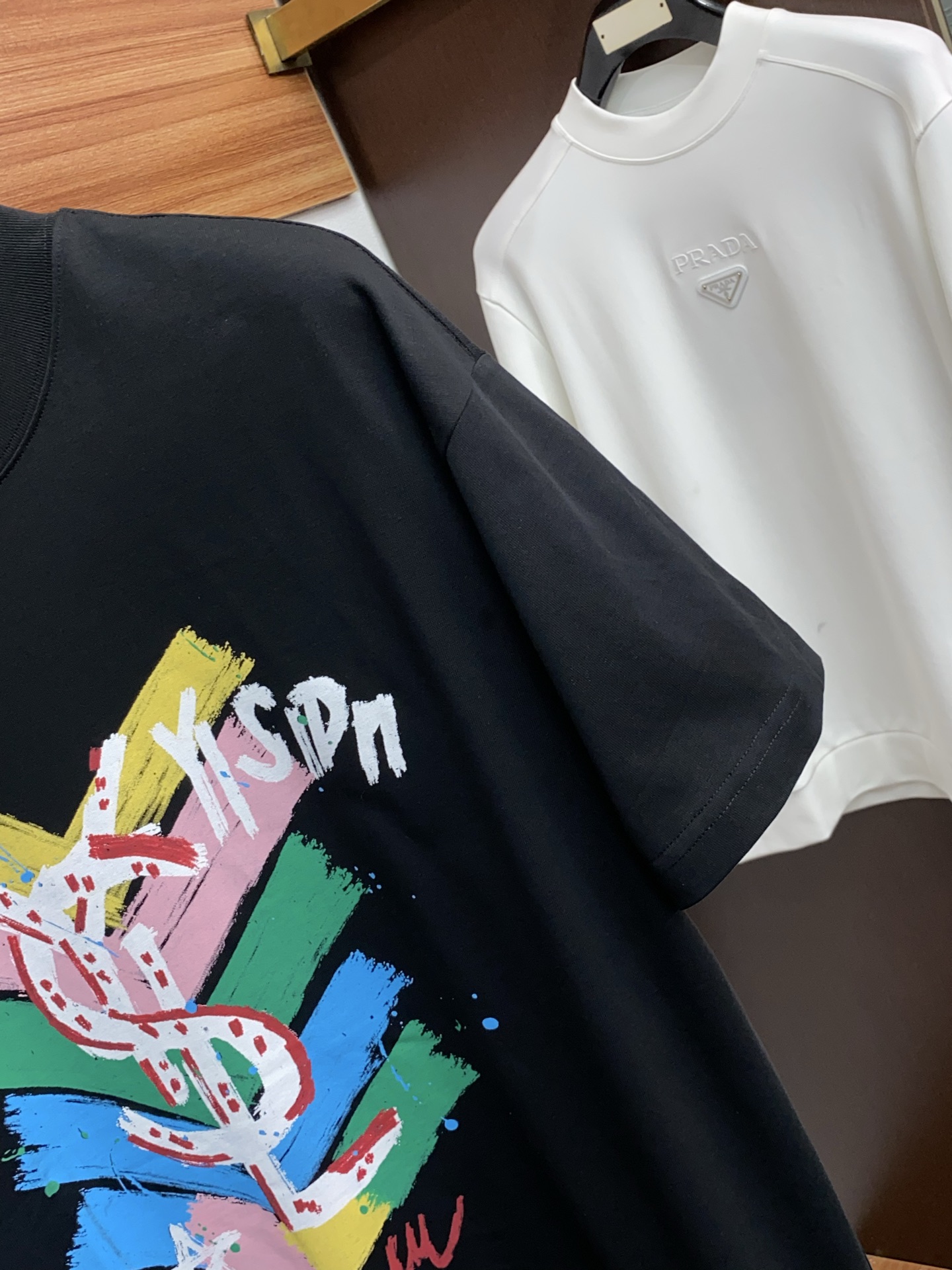 。🩵圣罗兰 26SS春夏新款 纯棉质圆领短袖 男士基础款纯白专柜短袖T恤衫！贸易公司渠道稀出，同步官网发