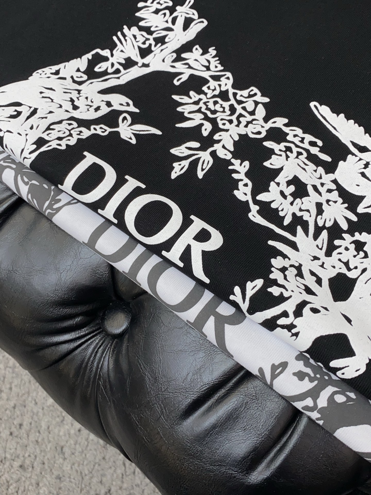 。🩵迪奥 26SS春夏新款 纯棉质圆领短袖 男士基础款纯白专柜短袖T恤衫！贸易公司渠道稀出，同步官网发售