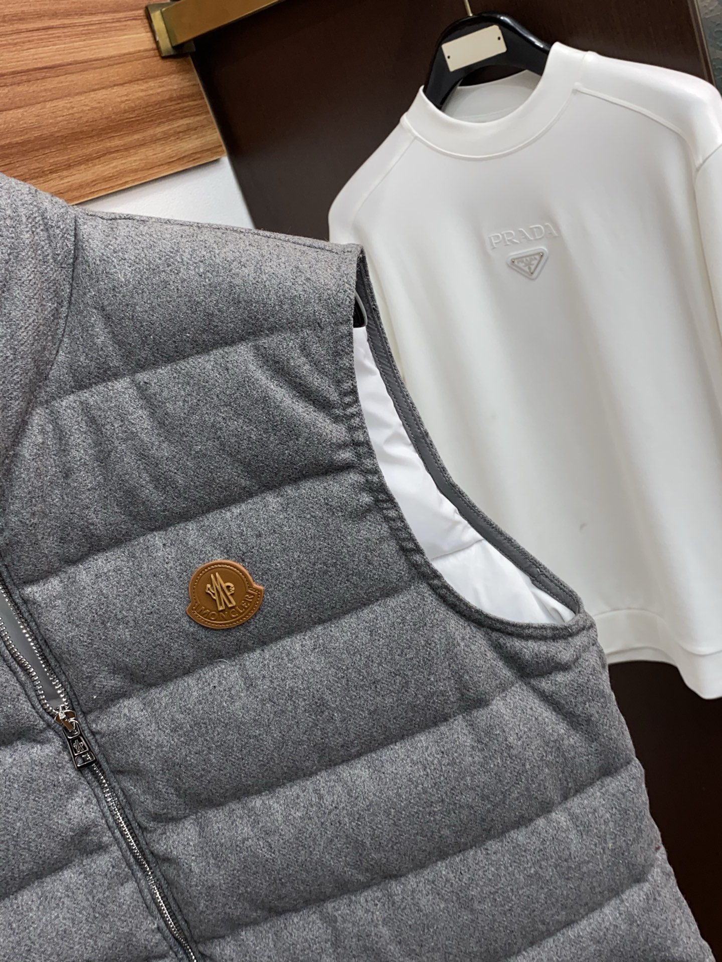 蒙口 24秋冬最新原版 羽绒马甲、内填充90白鸭绒 ，回弹性与保暖性兼圣品！这款采用国内客供顶级的纯棉织