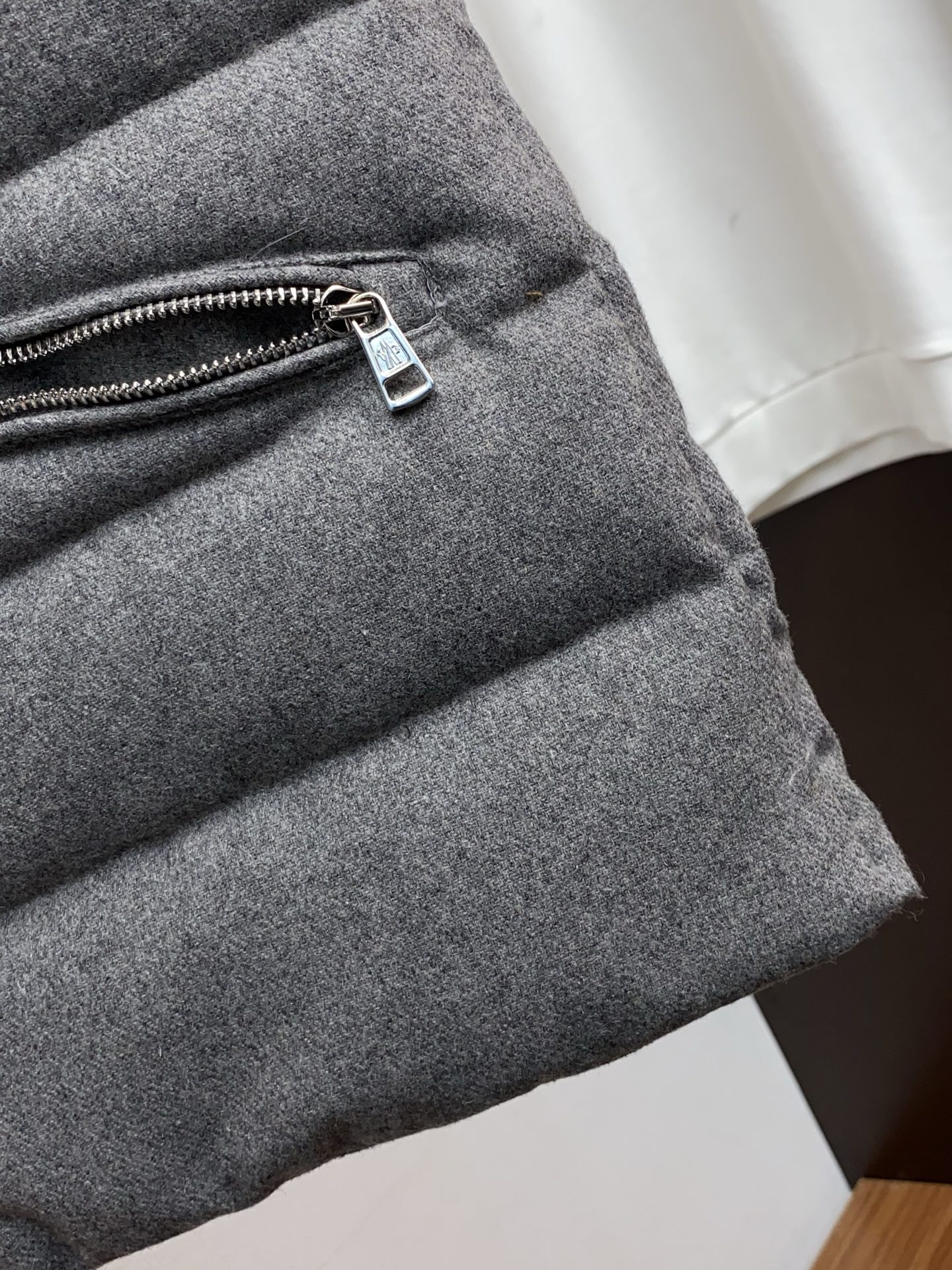 蒙口 24秋冬最新原版 羽绒马甲、内填充90白鸭绒 ，回弹性与保暖性兼圣品！这款采用国内客供顶级的纯棉织