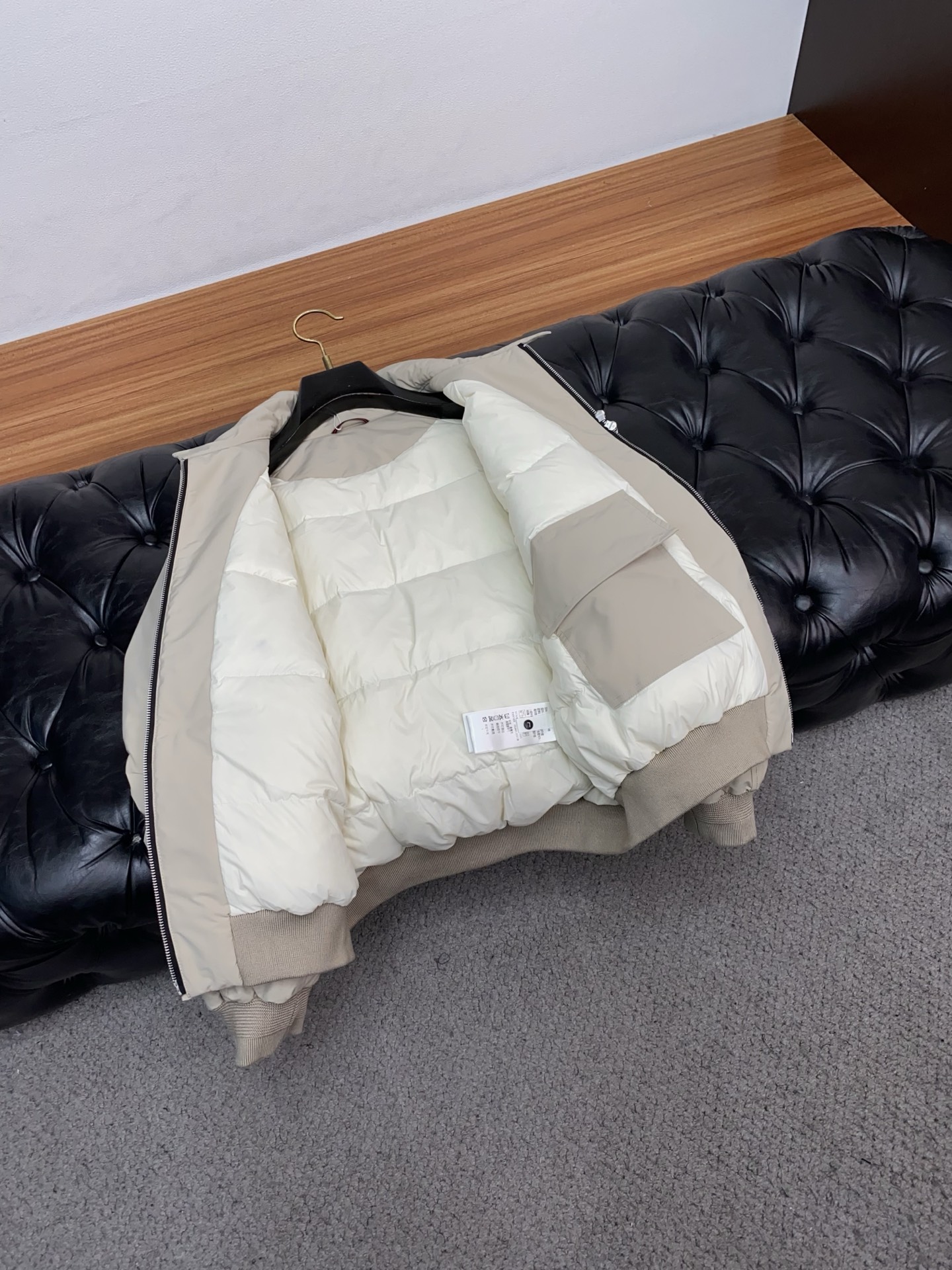 巴黎世家 25秋冬男士时尚羽绒服 轻奢时尚休闲风格，轻盈保暖柔软！低调系列时尚百搭，就是有型！香港贸易订