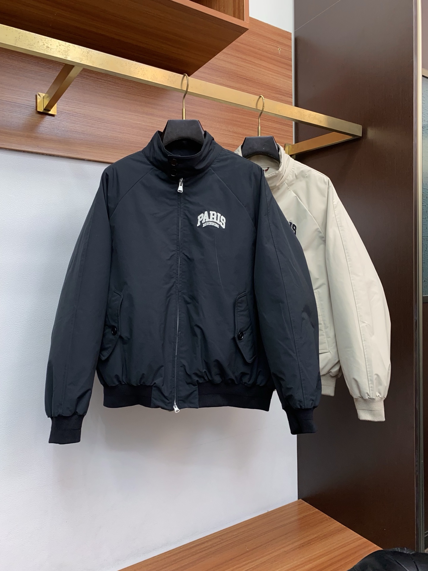 巴黎世家 25秋冬男士时尚羽绒服 轻奢时尚休闲风格，轻盈保暖柔软！低调系列时尚百搭，就是有型！香港贸易订