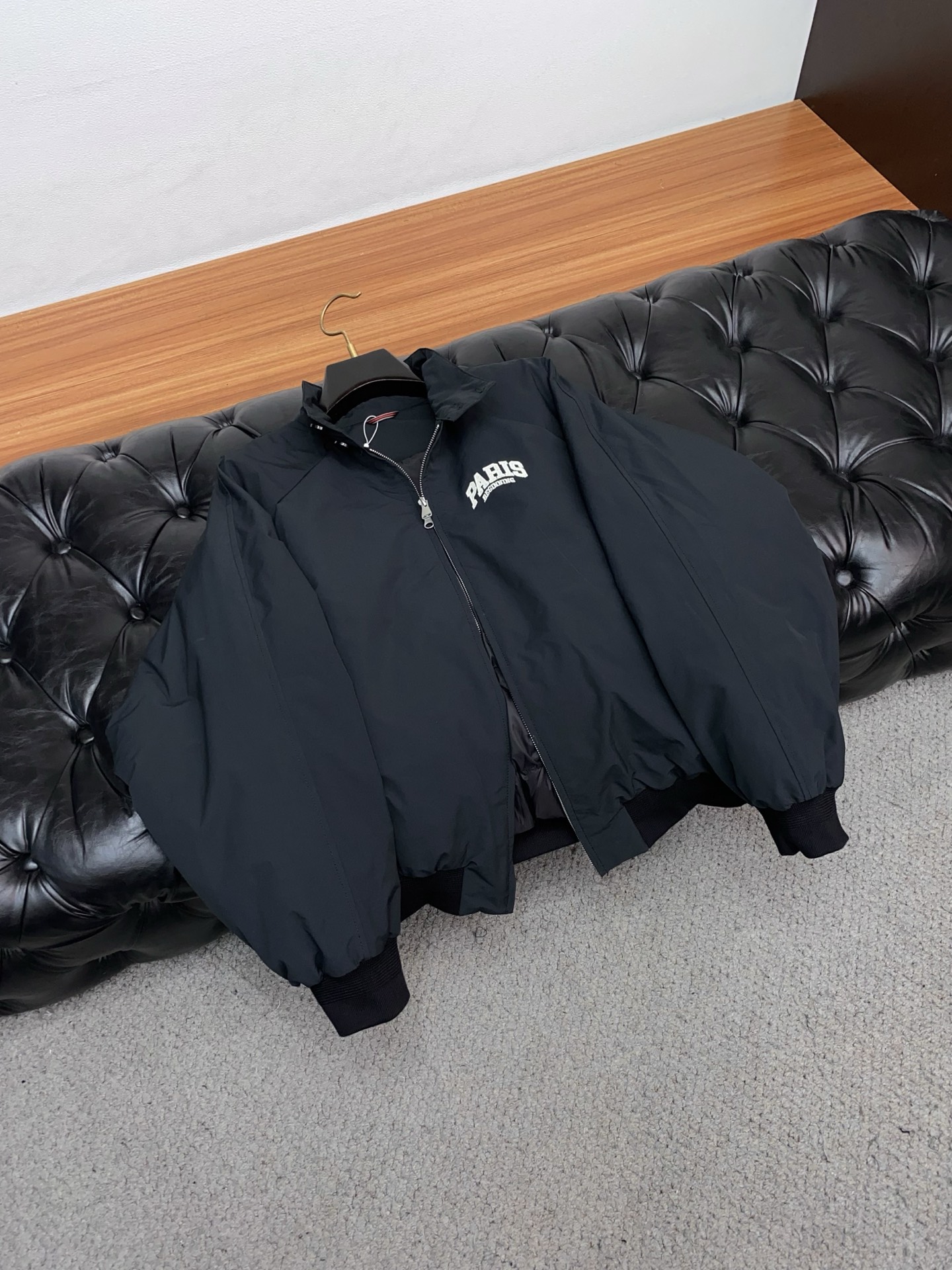 巴黎世家 25秋冬男士时尚羽绒服 轻奢时尚休闲风格，轻盈保暖柔软！低调系列时尚百搭，就是有型！香港贸易订