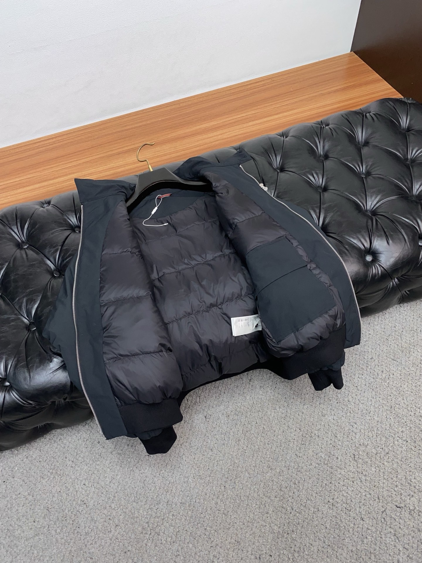 巴黎世家 25秋冬男士时尚羽绒服 轻奢时尚休闲风格，轻盈保暖柔软！低调系列时尚百搭，就是有型！香港贸易订