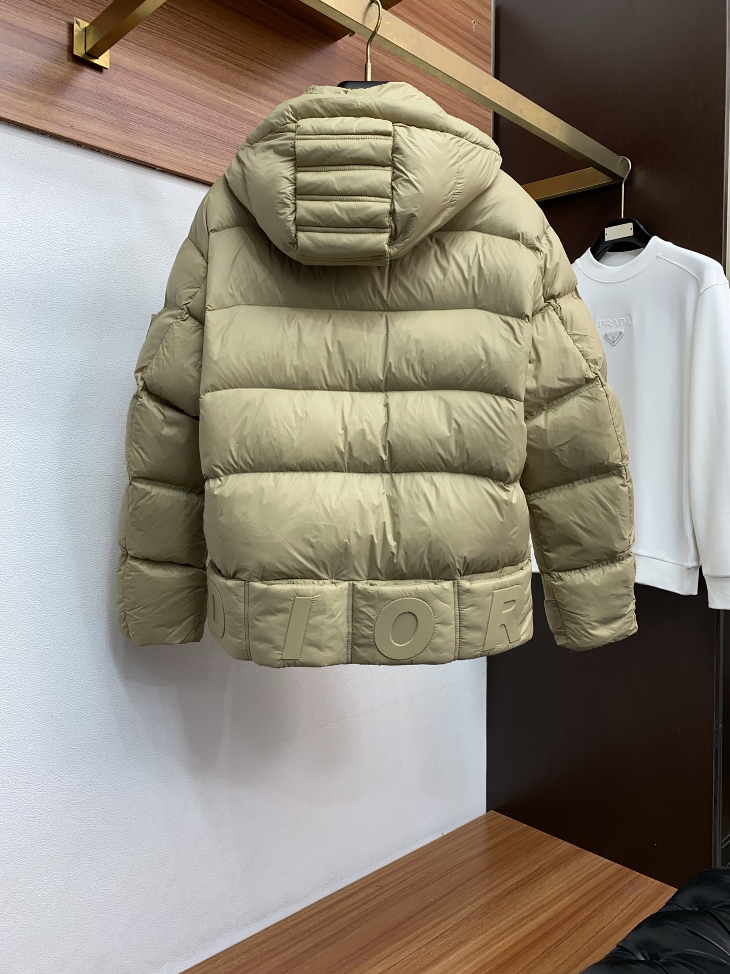 迪奥 秋冬最新原版 羽绒服内填充90白鸭绒 ，回弹性与保暖性兼圣品！这款采用国内客供顶级的尼龙织物面料面