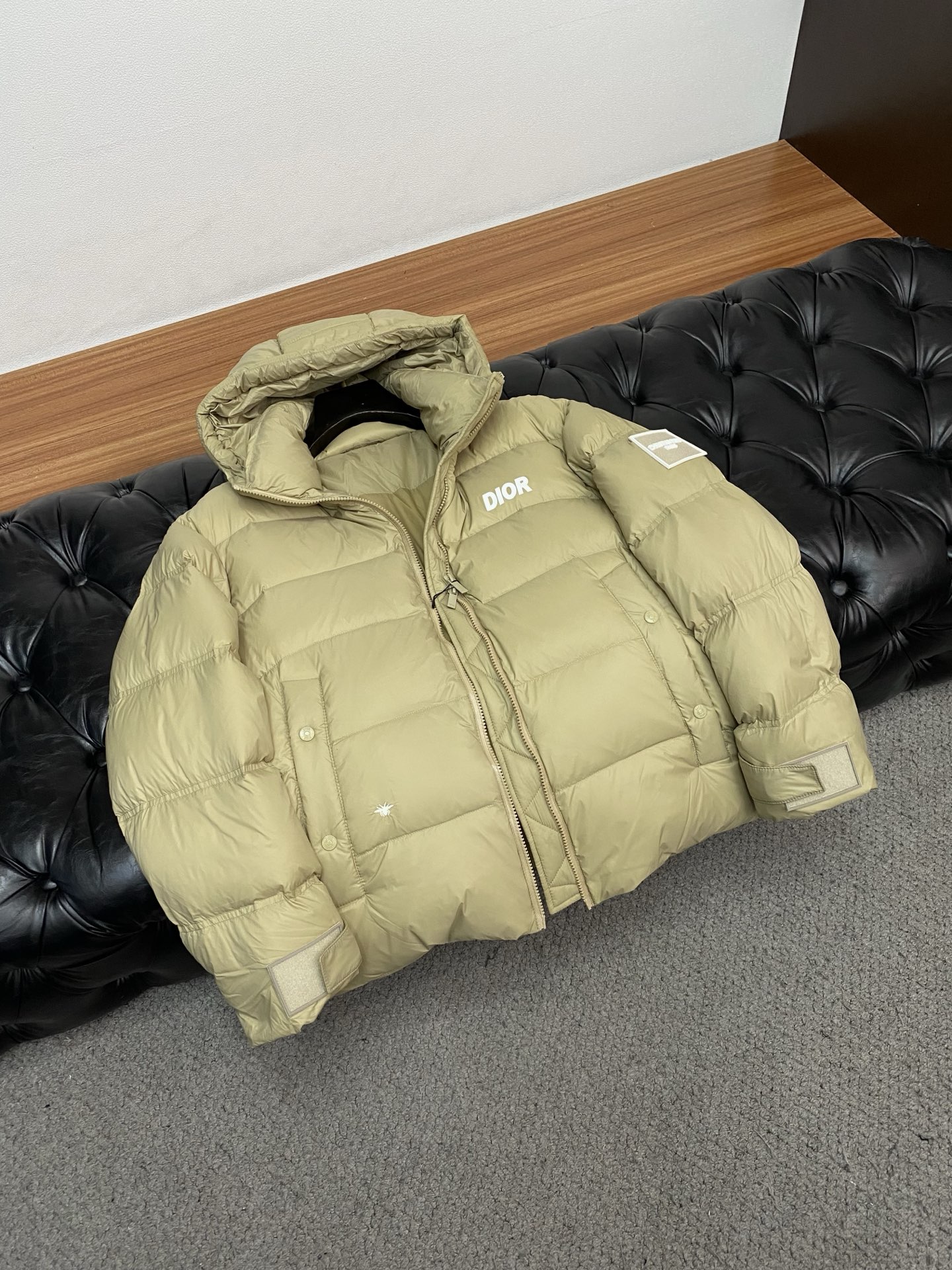 迪奥 秋冬最新原版 羽绒服内填充90白鸭绒 ，回弹性与保暖性兼圣品！这款采用国内客供顶级的尼龙织物面料面