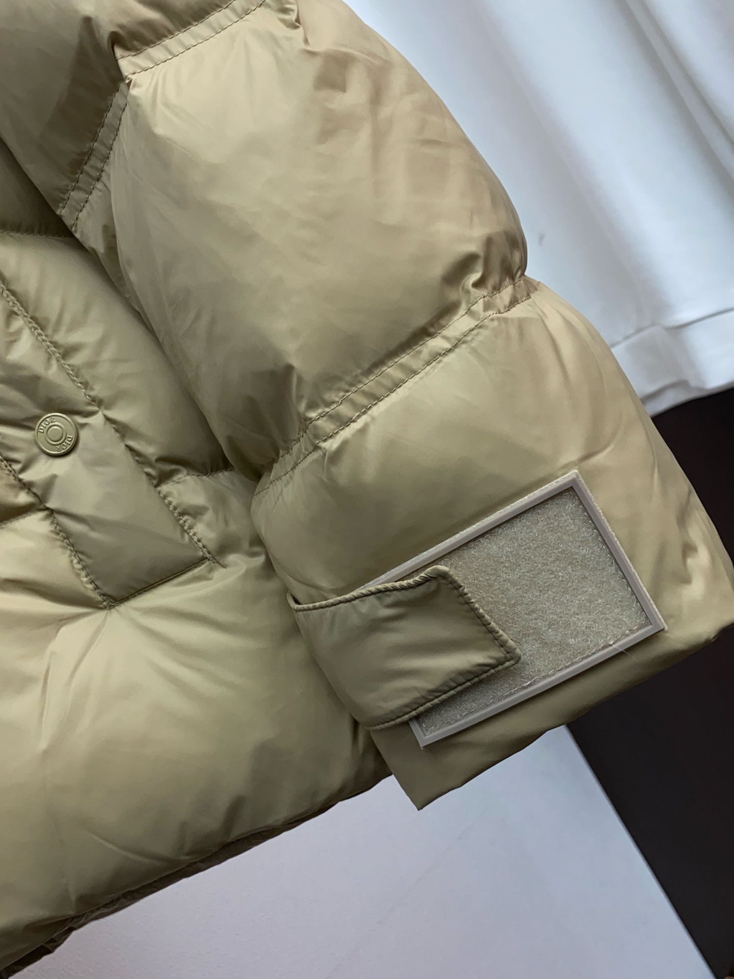 迪奥 秋冬最新原版 羽绒服内填充90白鸭绒 ，回弹性与保暖性兼圣品！这款采用国内客供顶级的尼龙织物面料面