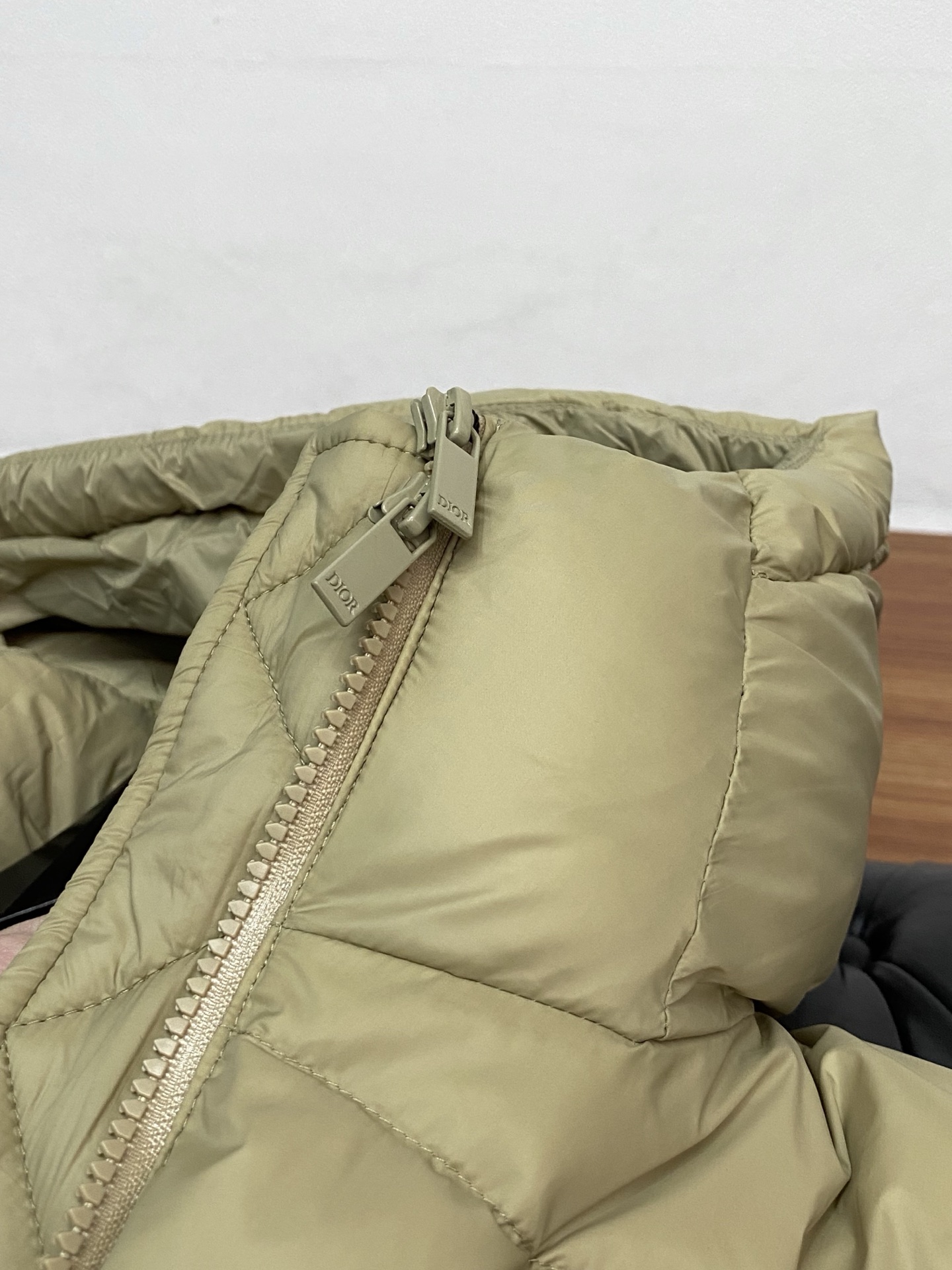 迪奥 秋冬最新原版 羽绒服内填充90白鸭绒 ，回弹性与保暖性兼圣品！这款采用国内客供顶级的尼龙织物面料面