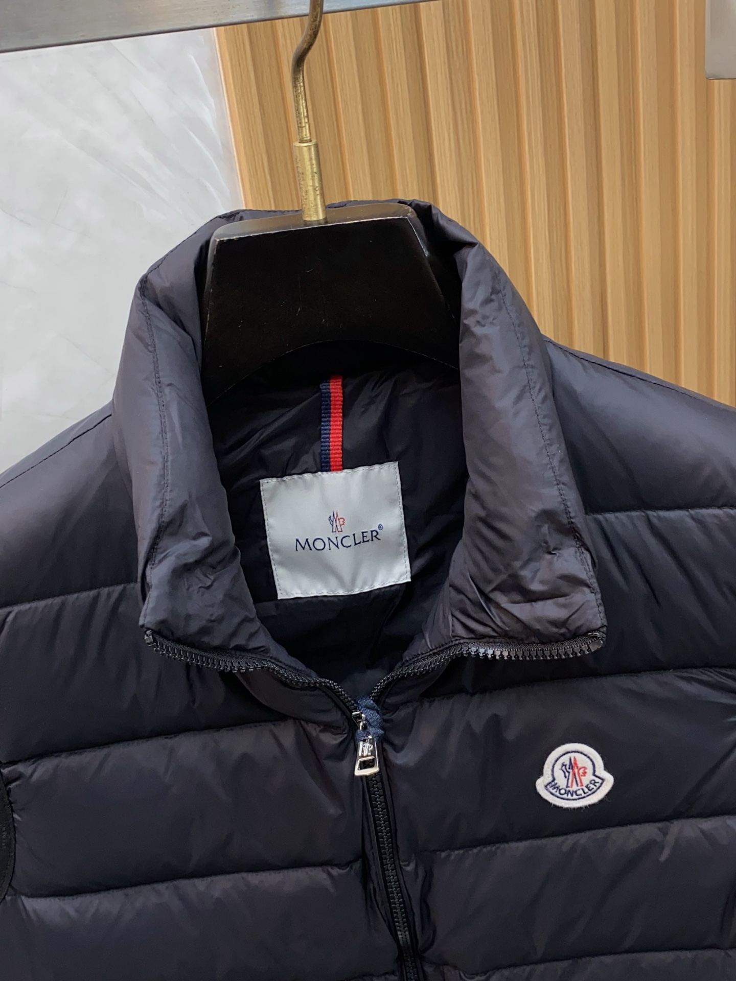 蒙口 24秋冬最新原版 羽绒马甲、内填充90白鸭绒 ，回弹性与保暖性兼圣品！这款采用国内客供顶级的尼龙织