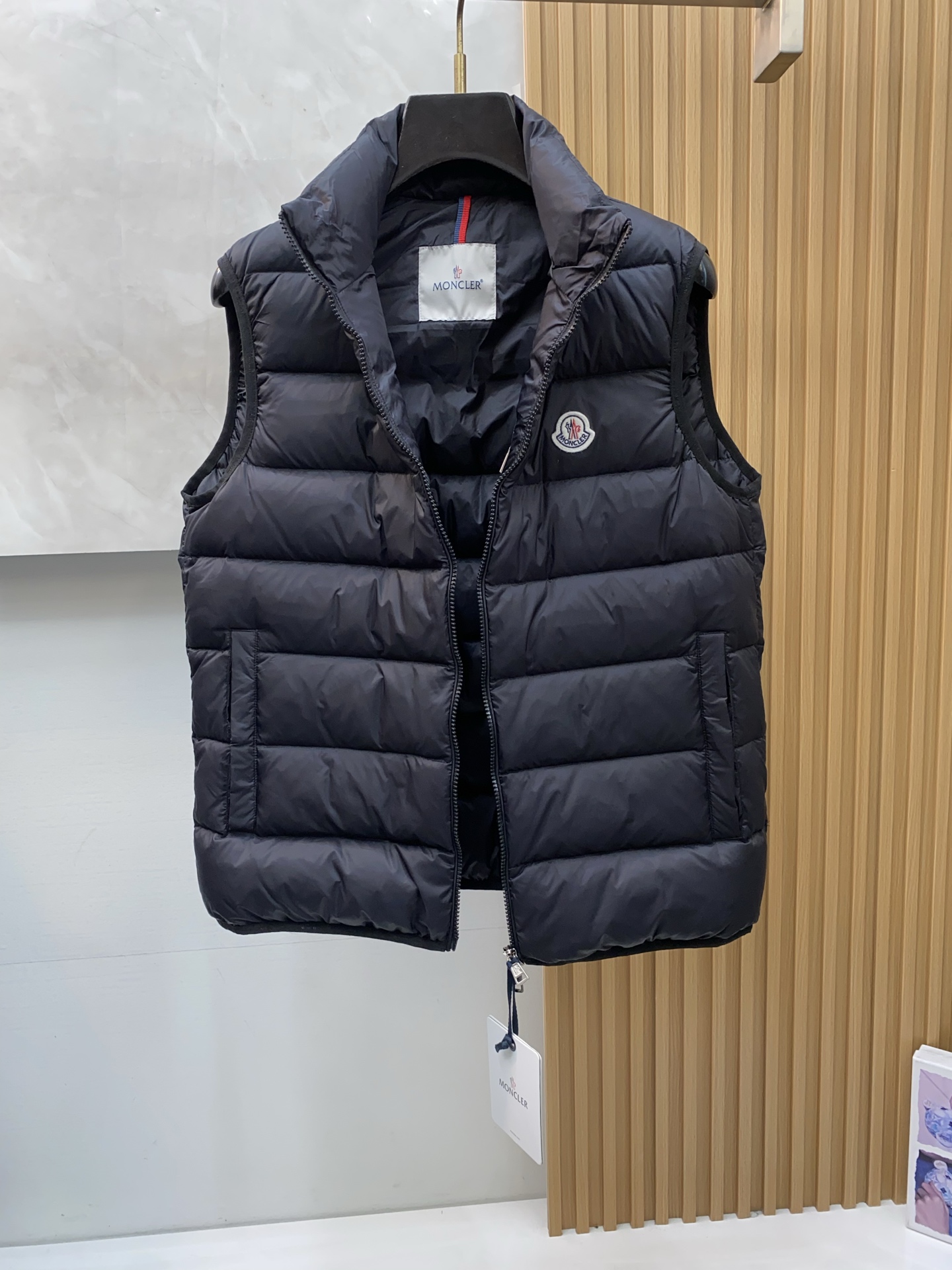 蒙口 24秋冬最新原版 羽绒马甲、内填充90白鸭绒 ，回弹性与保暖性兼圣品！这款采用国内客供顶级的尼龙织