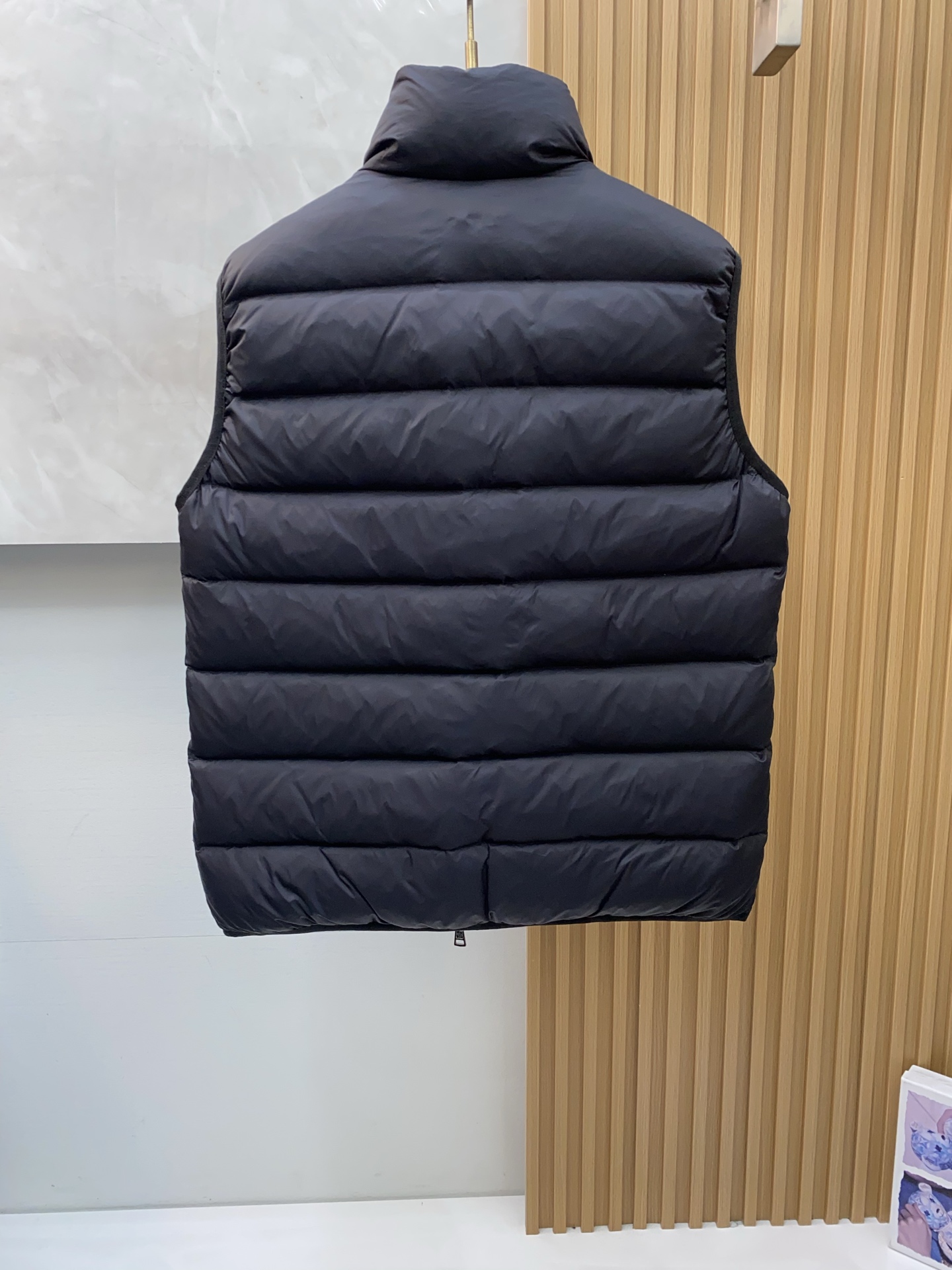 蒙口 24秋冬最新原版 羽绒马甲、内填充90白鸭绒 ，回弹性与保暖性兼圣品！这款采用国内客供顶级的尼龙织