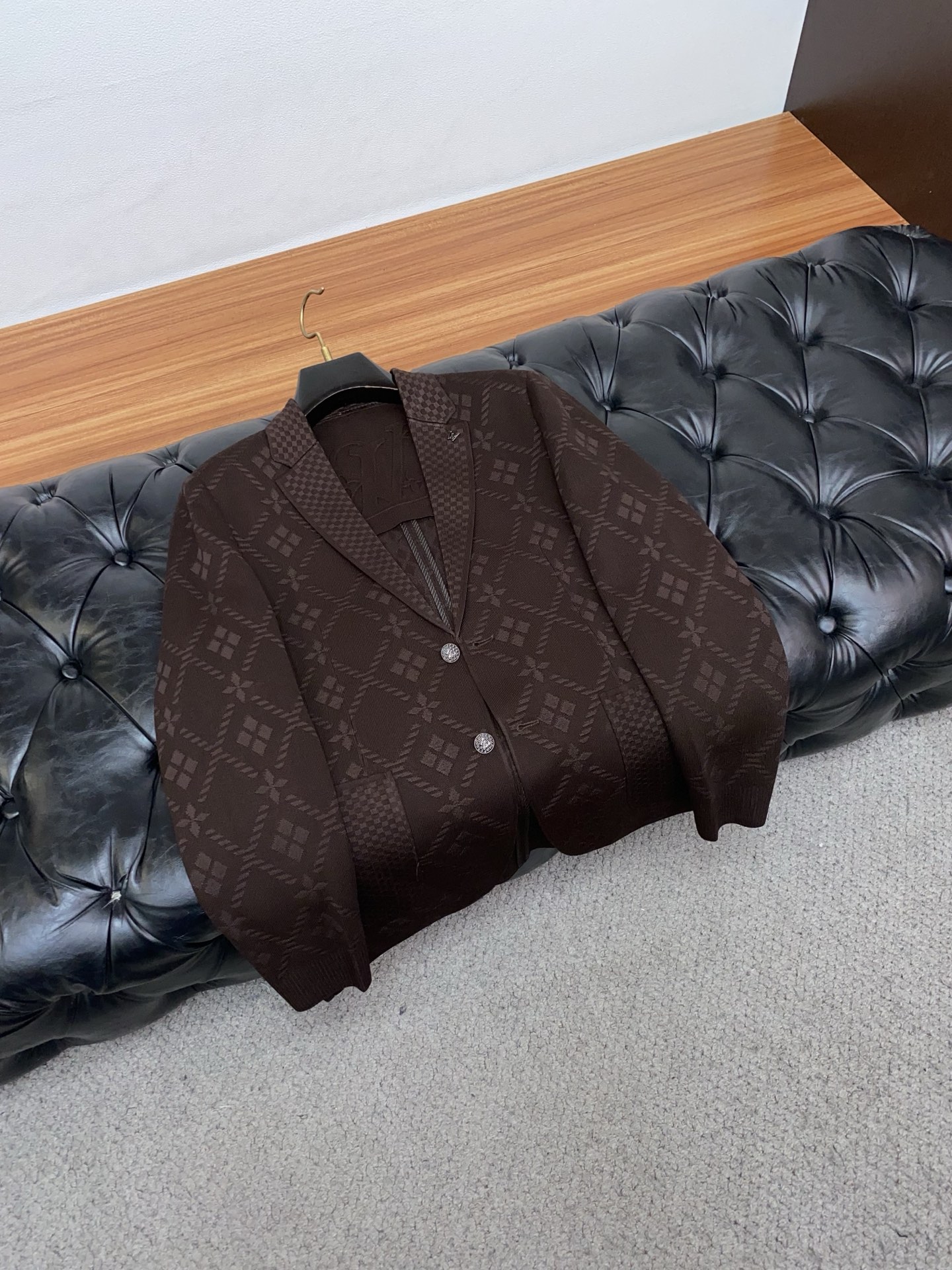 好v路易威登 高端推荐牛货 2025秋冬款商务翻领男士西装领夹克外套 贵族血统 蓬松感十足 御寒神器 高