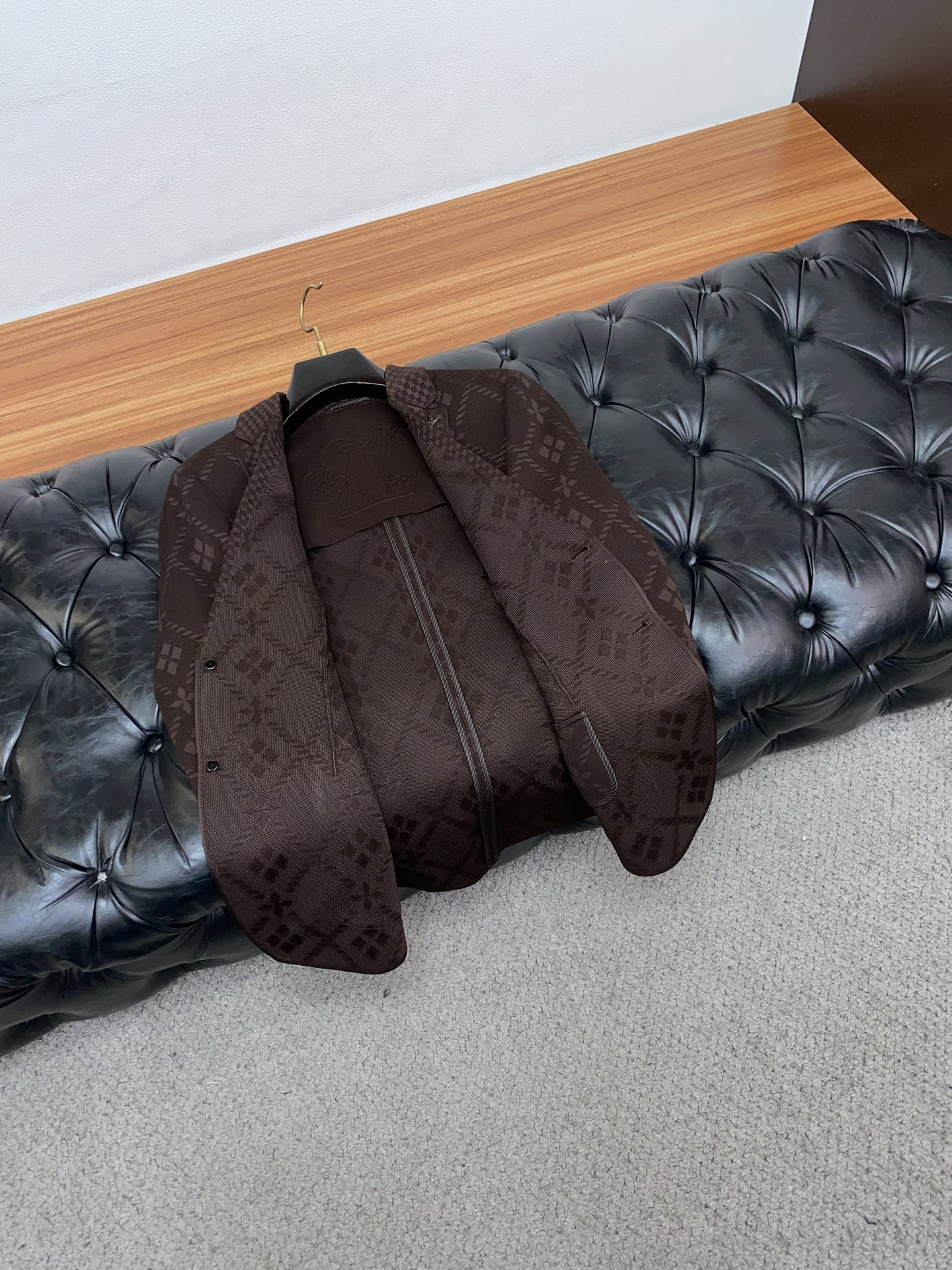 好v路易威登 高端推荐牛货 2025秋冬款商务翻领男士西装领夹克外套 贵族血统 蓬松感十足 御寒神器 高