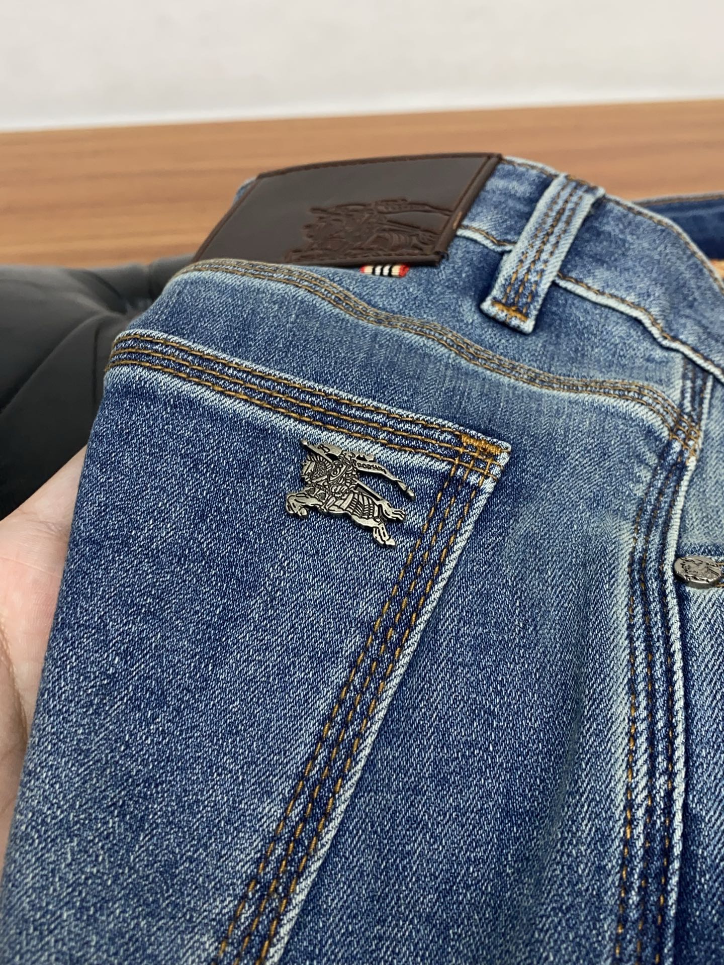 巴宝莉 高端定制、2026早春最新款牛仔裤 柜台同步发售 原版定制复刻 客供五金辅料 原单品质 进口牛仔