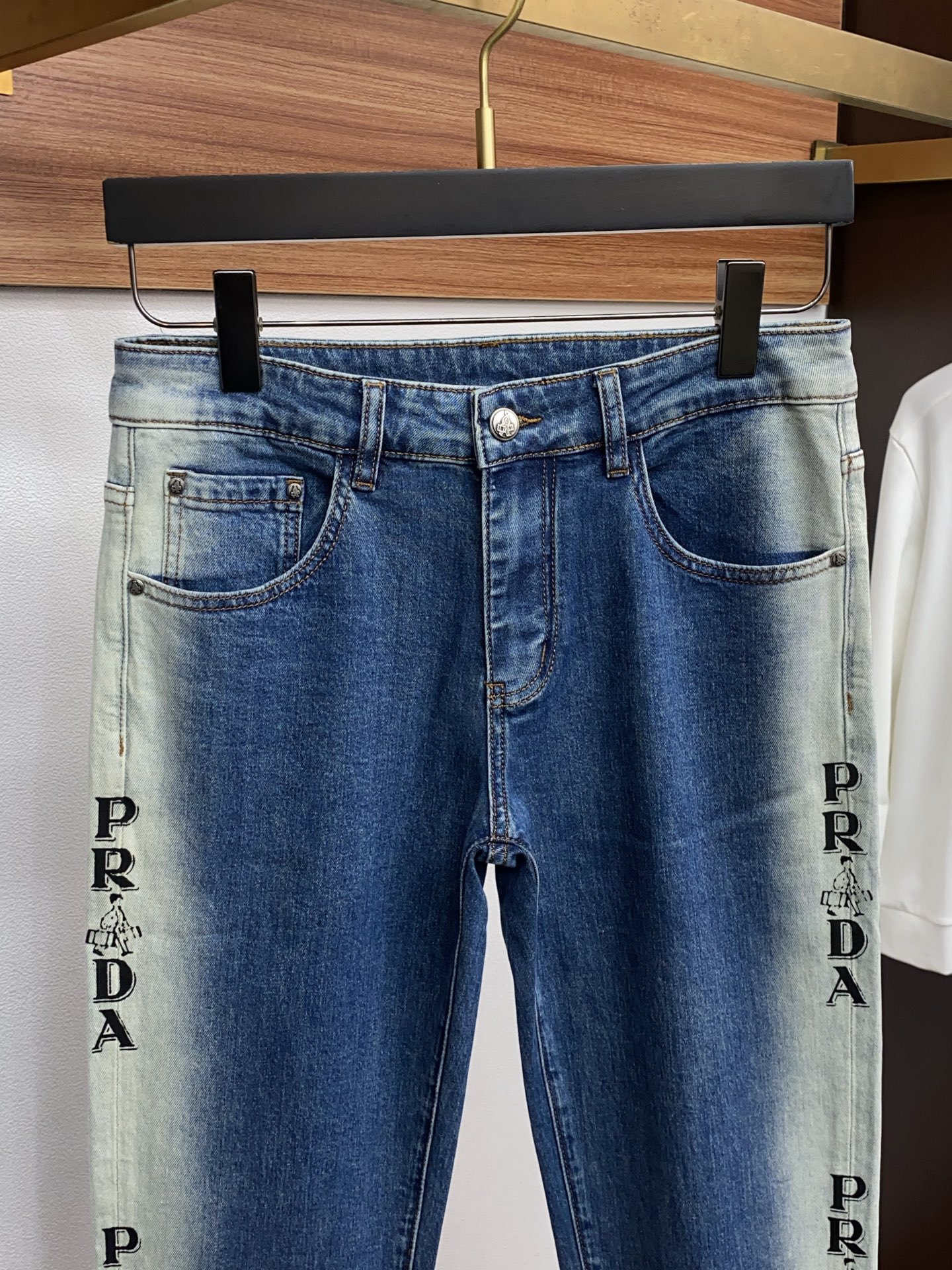 🌾 普拉达 高端定制、2026早春最新款牛仔裤 柜台同步发售 原版定制复刻 客供五金辅料 原单品质 进口