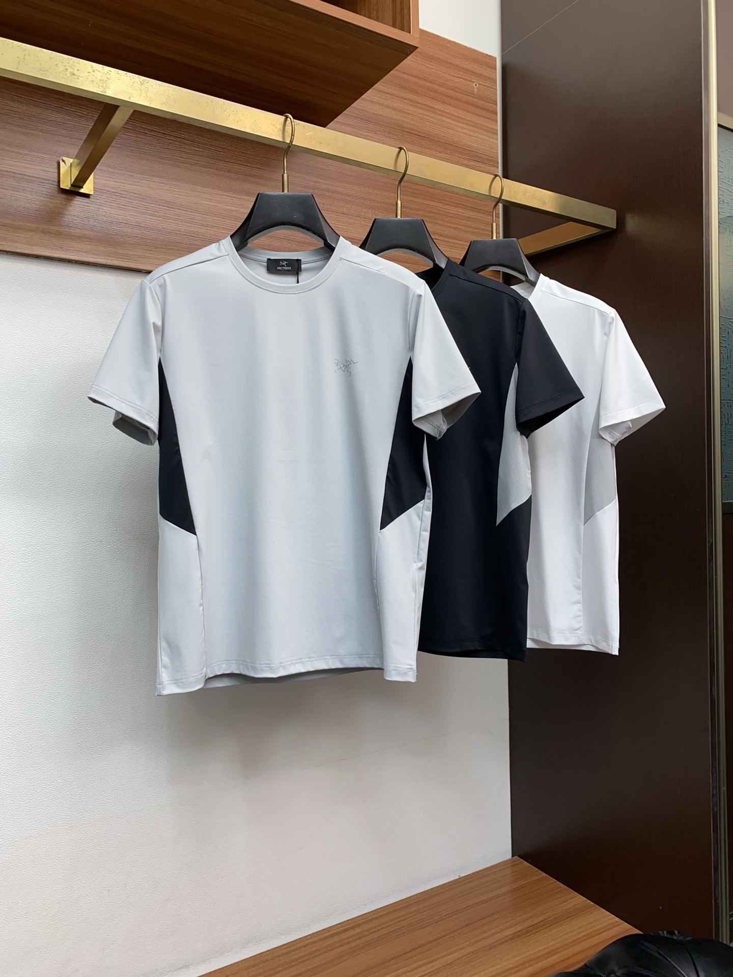 始祖鸟 26SS春夏新款 纯棉质圆领短袖 男士基础款纯白专柜短袖T恤衫！贸易公司渠道稀出，同步官网发售！