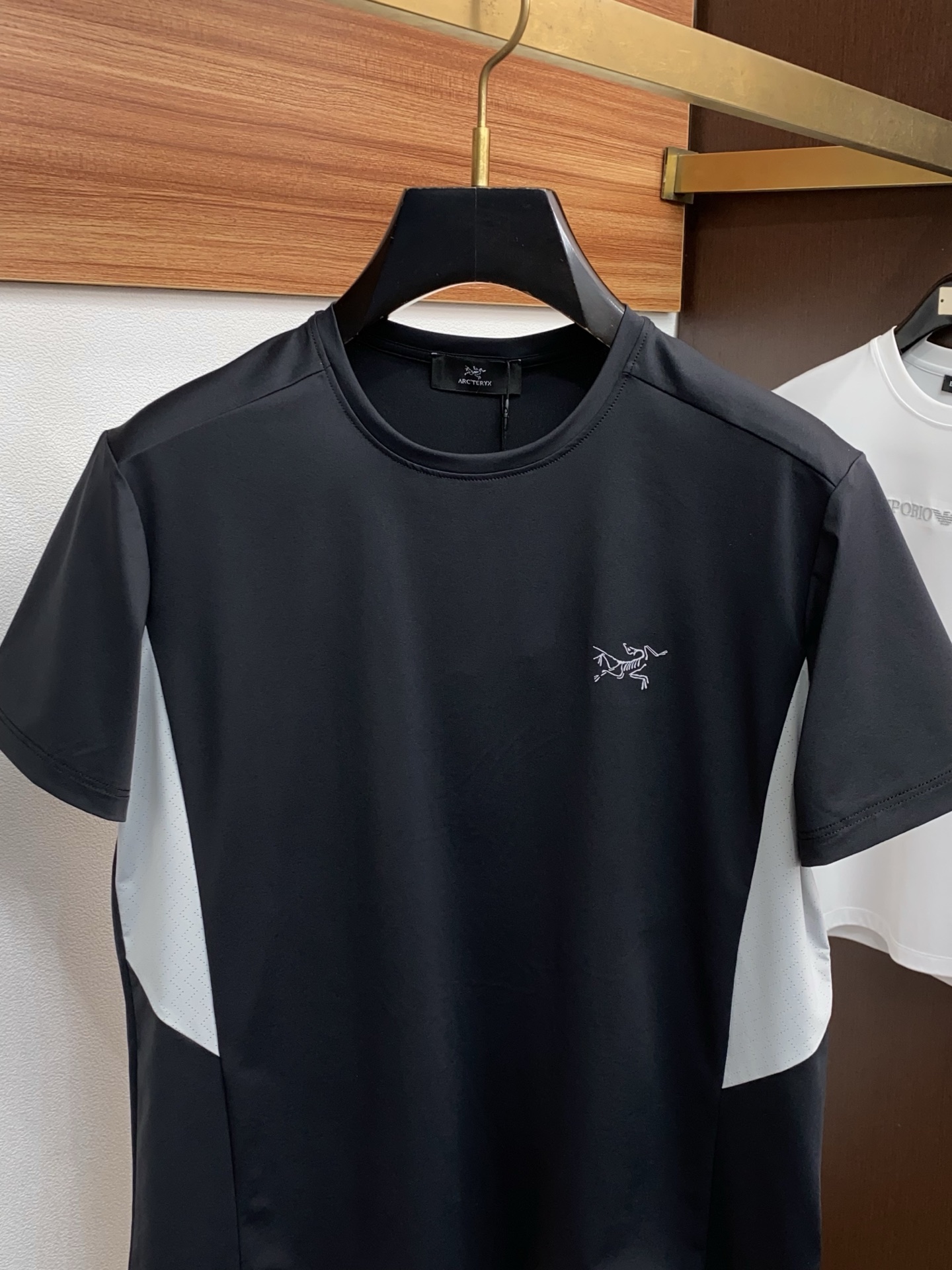 始祖鸟 26SS春夏新款 纯棉质圆领短袖 男士基础款纯白专柜短袖T恤衫！贸易公司渠道稀出，同步官网发售！