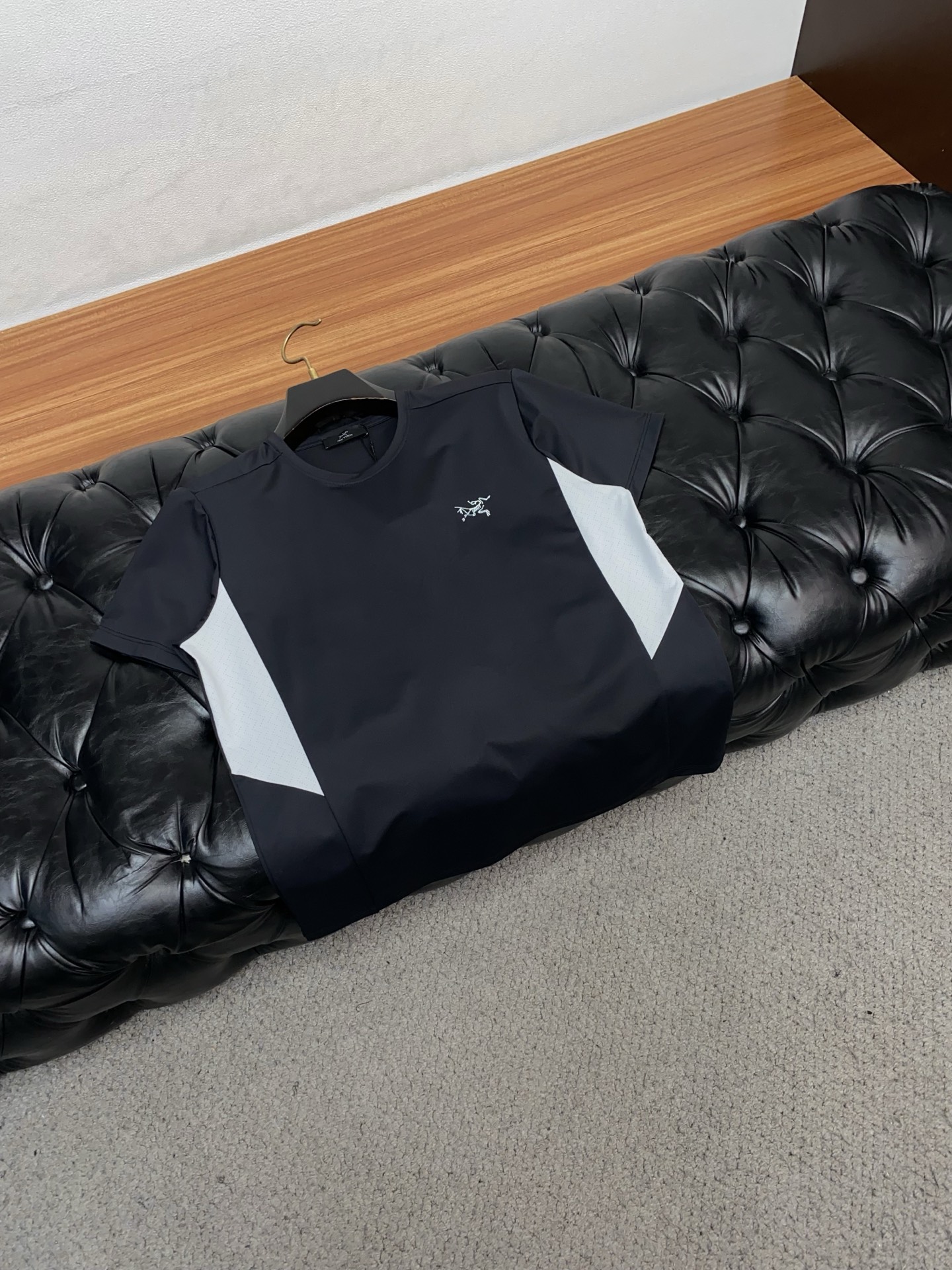 始祖鸟 26SS春夏新款 纯棉质圆领短袖 男士基础款纯白专柜短袖T恤衫！贸易公司渠道稀出，同步官网发售！