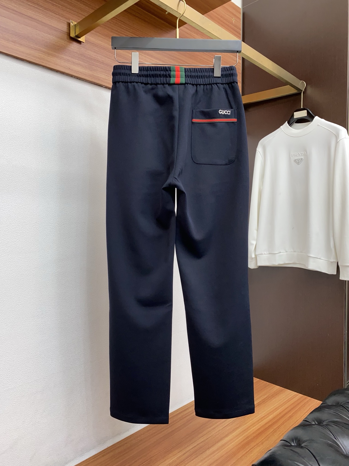 古奇 26春夏最新男士休闲裤！ 简约百搭款，不挑人穿，腰部松紧抽绳设计，良好的修饰身材比例，合体有松量，