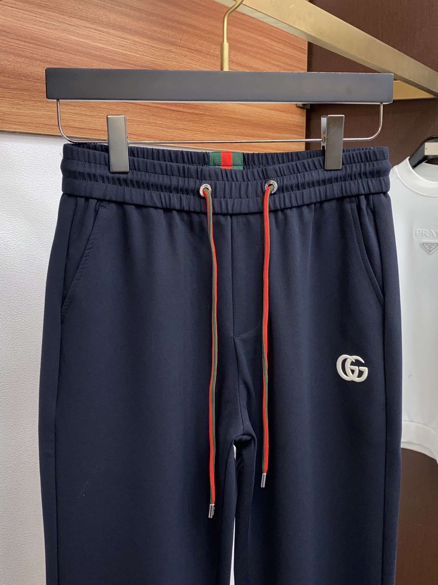 古奇 26春夏最新男士休闲裤！ 简约百搭款，不挑人穿，腰部松紧抽绳设计，良好的修饰身材比例，合体有松量，